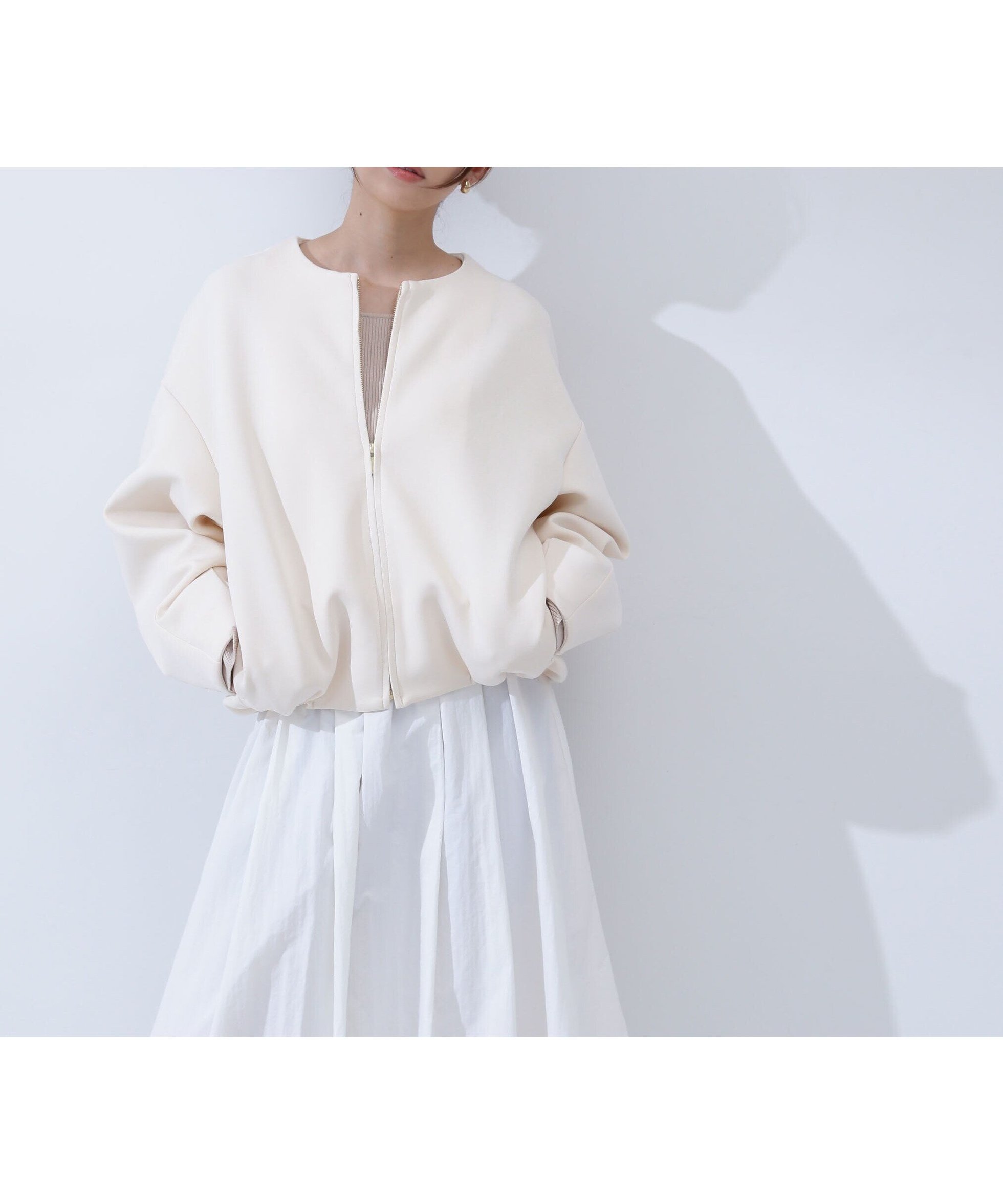 【ナチュラル ビューティー ベーシック/NATURAL BEAUTY BASIC】のノーカラーダンボールフォルムブルゾン インテリア・キッズ・メンズ・レディースファッション・服の通販 founy(ファニー) 　ファッション　Fashion　レディースファッション　WOMEN　アウター　Coat Outerwear　ブルゾン　Blouson/Jackets　カットソー　Cut And Sew　スピンドル　Spindle　バルーン　Balloon　フォルム　Form　ブルゾン　Blouson　ポケット　Pocket　アイボリー1|ID: prp329100004340411 ipo3291000000031991734