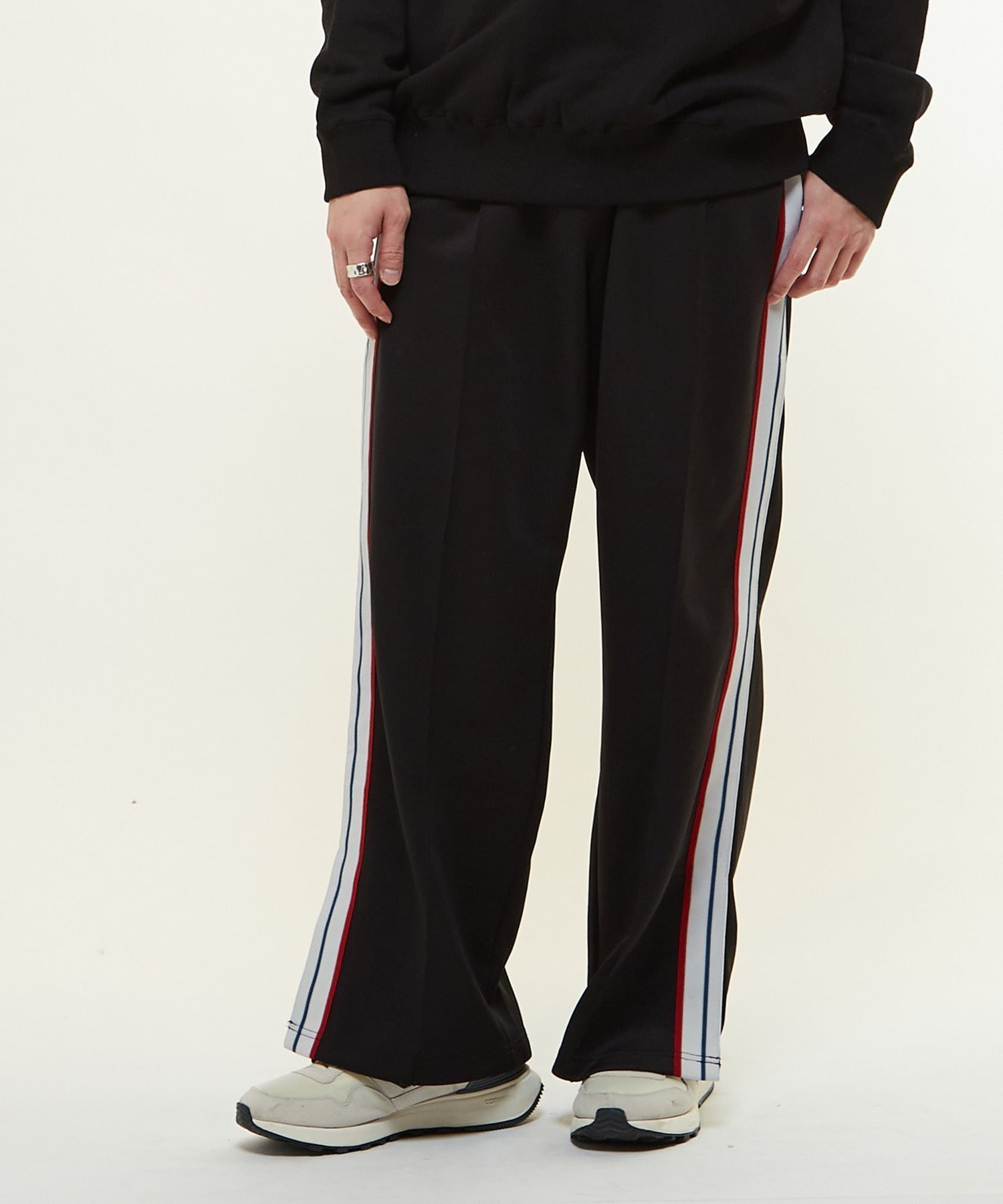 【コンバーストウキョウ/CONVERSE TOKYO】のSIDE LINE LOOSE TRACK PANTS インテリア・キッズ・メンズ・レディースファッション・服の通販 founy(ファニー) 　ファッション　Fashion　レディースファッション　WOMEN　パンツ　Pants　スリット　Slit　ブラック|ID: prp329100004342151 ipo3291000000030297847