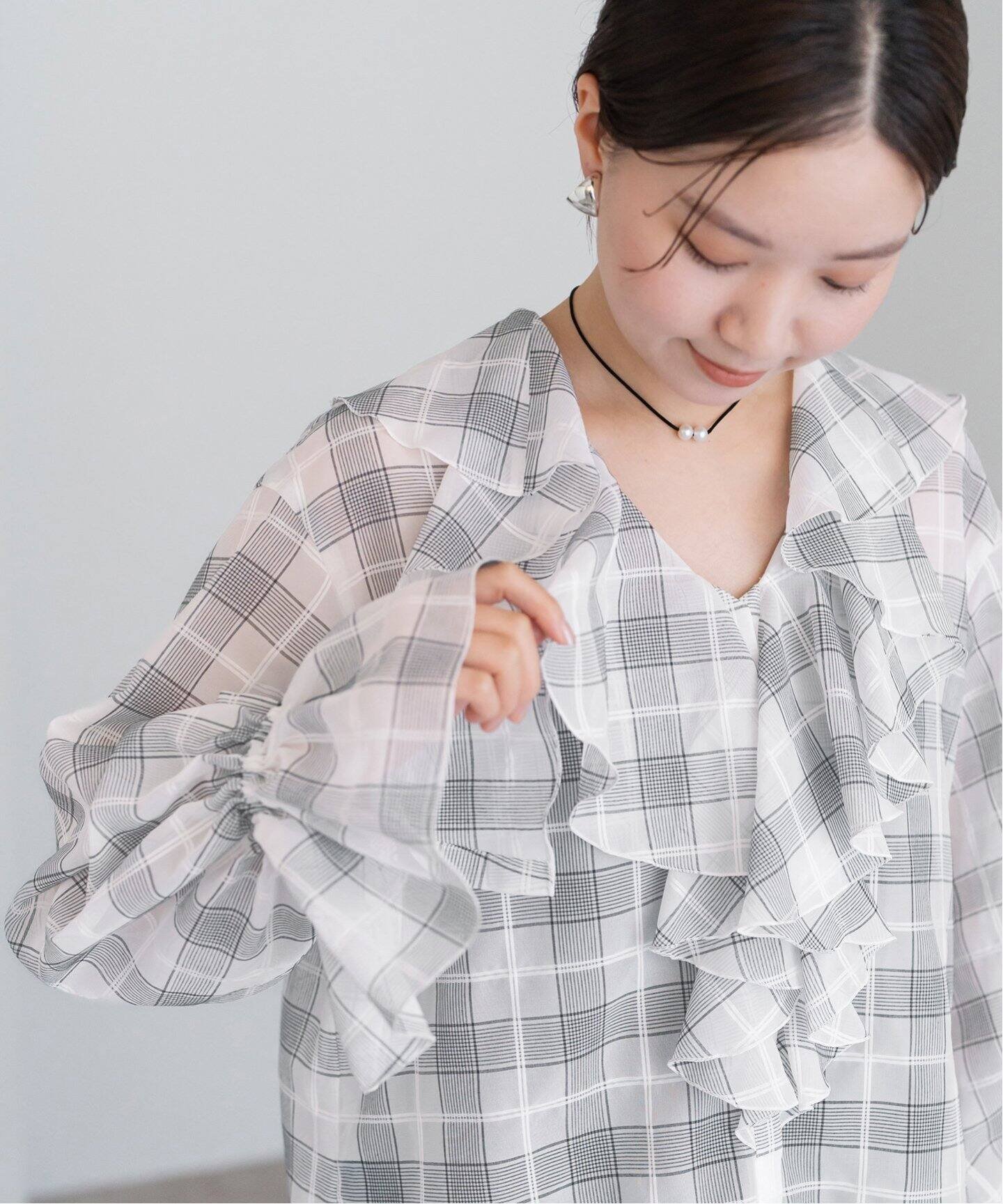 【イエナ/IENA】のシアーチェックフリルシャツ インテリア・キッズ・メンズ・レディースファッション・服の通販 founy(ファニー) 　ファッション　Fashion　レディースファッション　WOMEN　トップス・カットソー　Tops/Tshirt　シャツ/ブラウス　Shirts/Blouses　2025年　2025　2025春夏・S/S　Ss,Spring/Summer,2025　おすすめ　Recommend　インナー　Inner　シアー　Sheer　タートル　Turtle　チェック　Check　フリル　Frills　ホワイト|ID: prp329100004365104 ipo3291000000030527677