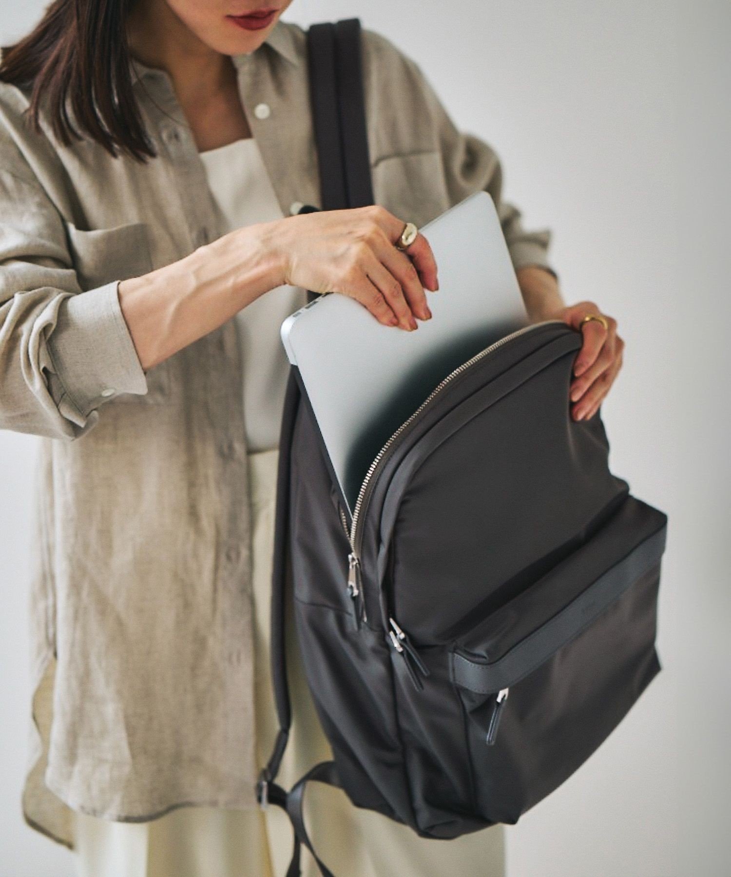 【ロペ/ROPE'】の【E POR】【A4/PC対応・撥水・軽量】Pac Sac(パックサック) インテリア・キッズ・メンズ・レディースファッション・服の通販 founy(ファニー) 　ファッション　Fashion　レディースファッション　Fashion for Women　エレガント 上品　Elegant　クッション　Cushion, Throw Pillow　軽量　Lightweight, Ultra Light　シルバー　Silver, Metallic Silver　シンプル　Simple, Minimal　スマホ　Smartphone, Mobile Device　スマート　Smart, Elegant　スーツ　Suit, Formalwear　フィット　Fit, Slim Fit　フォルム　Silhouette, Form　フラップ　Flap, Flap Pocket　ポケット　Pocket, Pocket Detail　メッシュ　Mesh, Net Fabric　リュック　Backpack, Rucksack　おすすめ　Recommended / Our Picks　ビジネス 仕事 通勤　Business / Work / Commuting　チャコール(06)|ID: prp329100004368430 ipo3291000000034634292