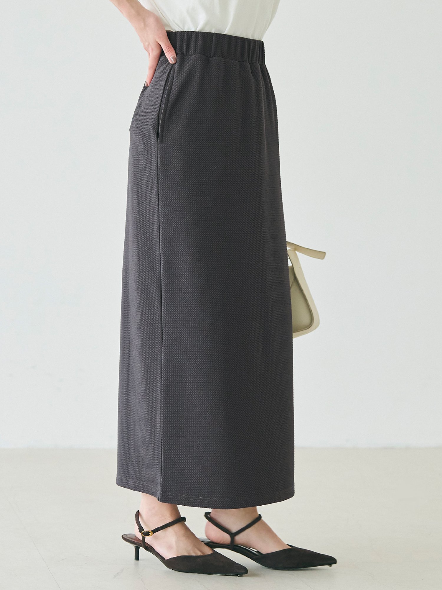 【コカ/COCA】のエンボス加工Iラインスカート インテリア・キッズ・メンズ・レディースファッション・服の通販 founy(ファニー) 　ファッション　Fashion　レディースファッション　WOMEN　スカート　Skirt　ポケット　Pocket　定番　Standard　Charcoal|ID: prp329100004371341 ipo3291000000030894657