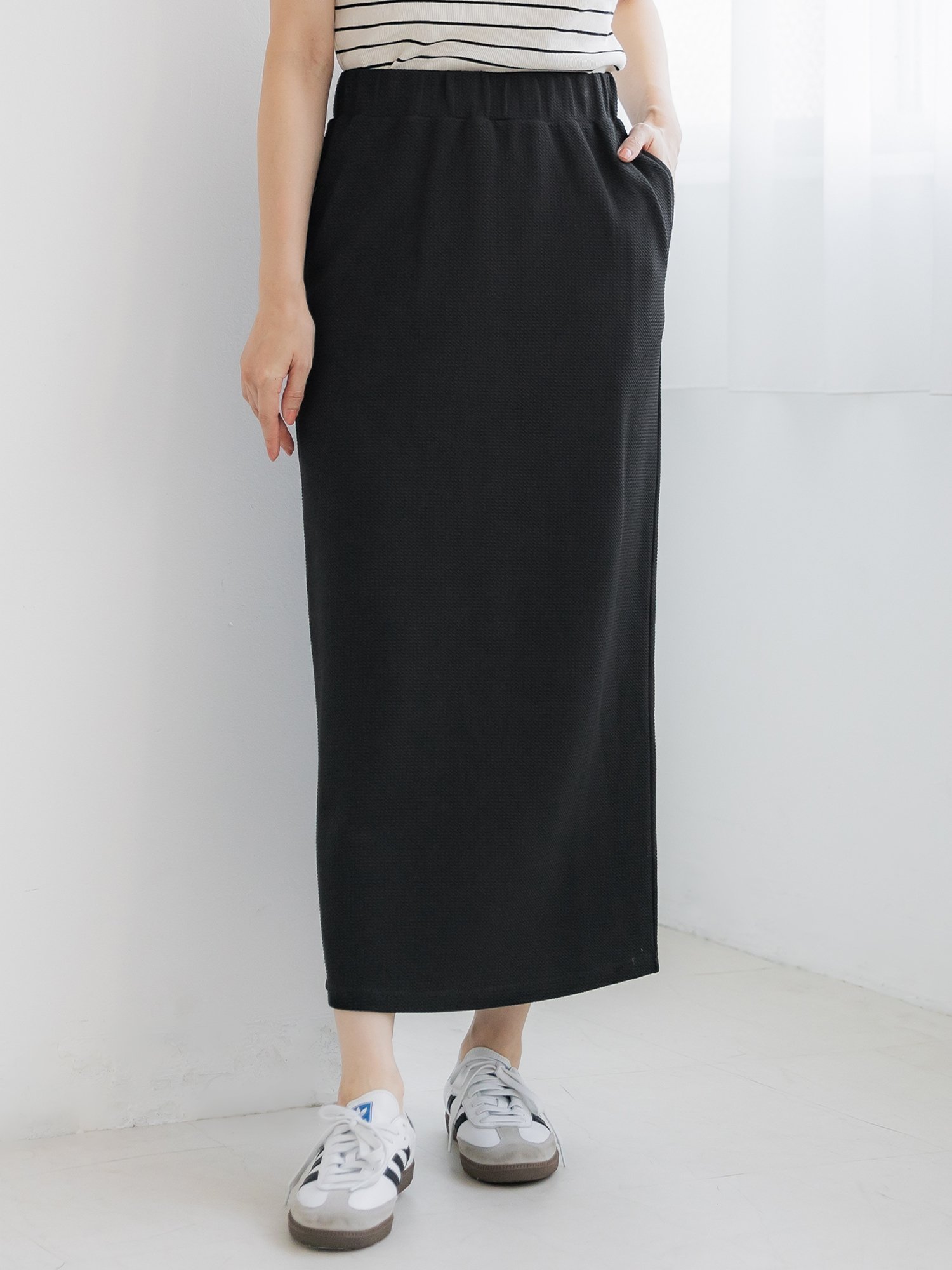【コカ/COCA】のエンボス加工Iラインスカート インテリア・キッズ・メンズ・レディースファッション・服の通販 founy(ファニー) 　ファッション　Fashion　レディースファッション　WOMEN　スカート　Skirt　ポケット　Pocket　定番　Standard　Black|ID: prp329100004371341 ipo3291000000030894659