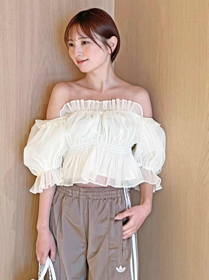 【スナイデル/SNIDEL】のギャザーオフショルブラウス インテリア・キッズ・メンズ・レディースファッション・服の通販 founy(ファニー) https://founy.com/ ファッション Fashion レディースファッション WOMEN トップス・カットソー Tops/Tshirt シャツ/ブラウス Shirts/Blouses エレガント 上品 Elegant オフショル Off Shoulder シフォン Chiffon シャーリング Shirring デコルテ Decolletage トレンド Trend バランス Balance フィット Fit フラワー Flower フリル Frills フレア Flare プリント Print プリーツ Pleats 春 Spring 無地 Plain Color |ID: prp329100004410032 ipo3291000000031905485