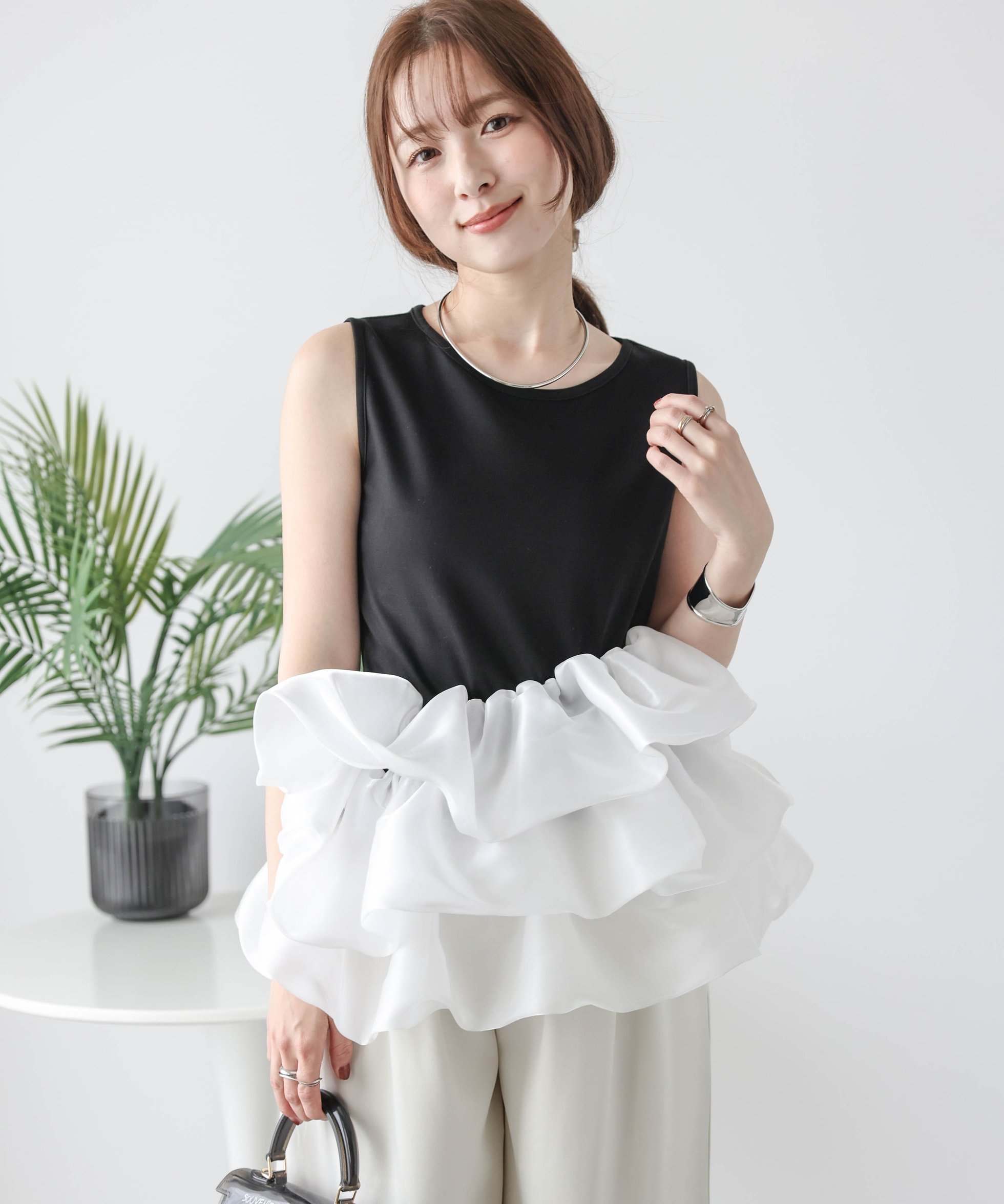 【ラジュール/Lajour】のバルーンフリルドッキングトップス インテリア・キッズ・メンズ・レディースファッション・服の通販 founy(ファニー) 　ファッション　Fashion　レディースファッション　Fashion for Women　トップス・カットソー　Cut & Sew Tops　なめらか　Smooth, Silky Texture　アシンメトリー　Asymmetrical Style　オケージョン　Occasion Wear　オーガンジー　Organza Fabric　ショルダー　Shoulder, Shoulder Strap　デコルテ　Décolleté, Neckline　ドッキング　Docking, Mixed Material　バルーン　Balloon, Balloon Silhouette　フェミニン　Feminine, Girly　フリル　Frill, Ruffle　エレガント 上品　Elegant　タンクトップブラック|ID: prp329100004430921 ipo3291000000033553564