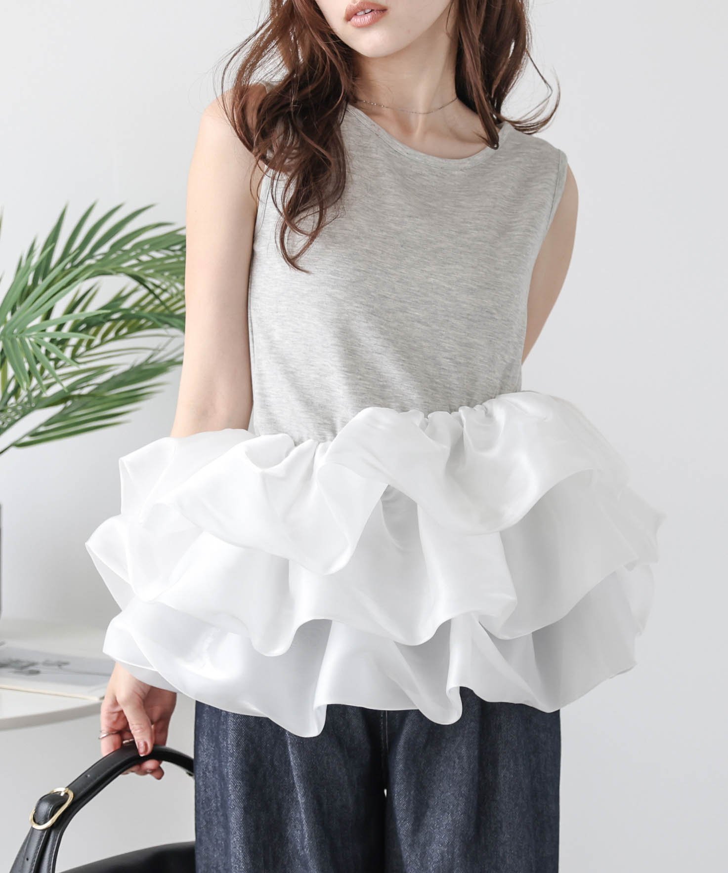 【ラジュール/Lajour】のバルーンフリルドッキングトップス インテリア・キッズ・メンズ・レディースファッション・服の通販 founy(ファニー) 　ファッション　Fashion　レディースファッション　Fashion for Women　トップス・カットソー　Cut & Sew Tops　なめらか　Smooth, Silky Texture　アシンメトリー　Asymmetrical Style　オケージョン　Occasion Wear　オーガンジー　Organza Fabric　ショルダー　Shoulder, Shoulder Strap　デコルテ　Décolleté, Neckline　ドッキング　Docking, Mixed Material　バルーン　Balloon, Balloon Silhouette　フェミニン　Feminine, Girly　フリル　Frill, Ruffle　エレガント 上品　Elegant　タンクトップグレー|ID: prp329100004430921 ipo3291000000033553571