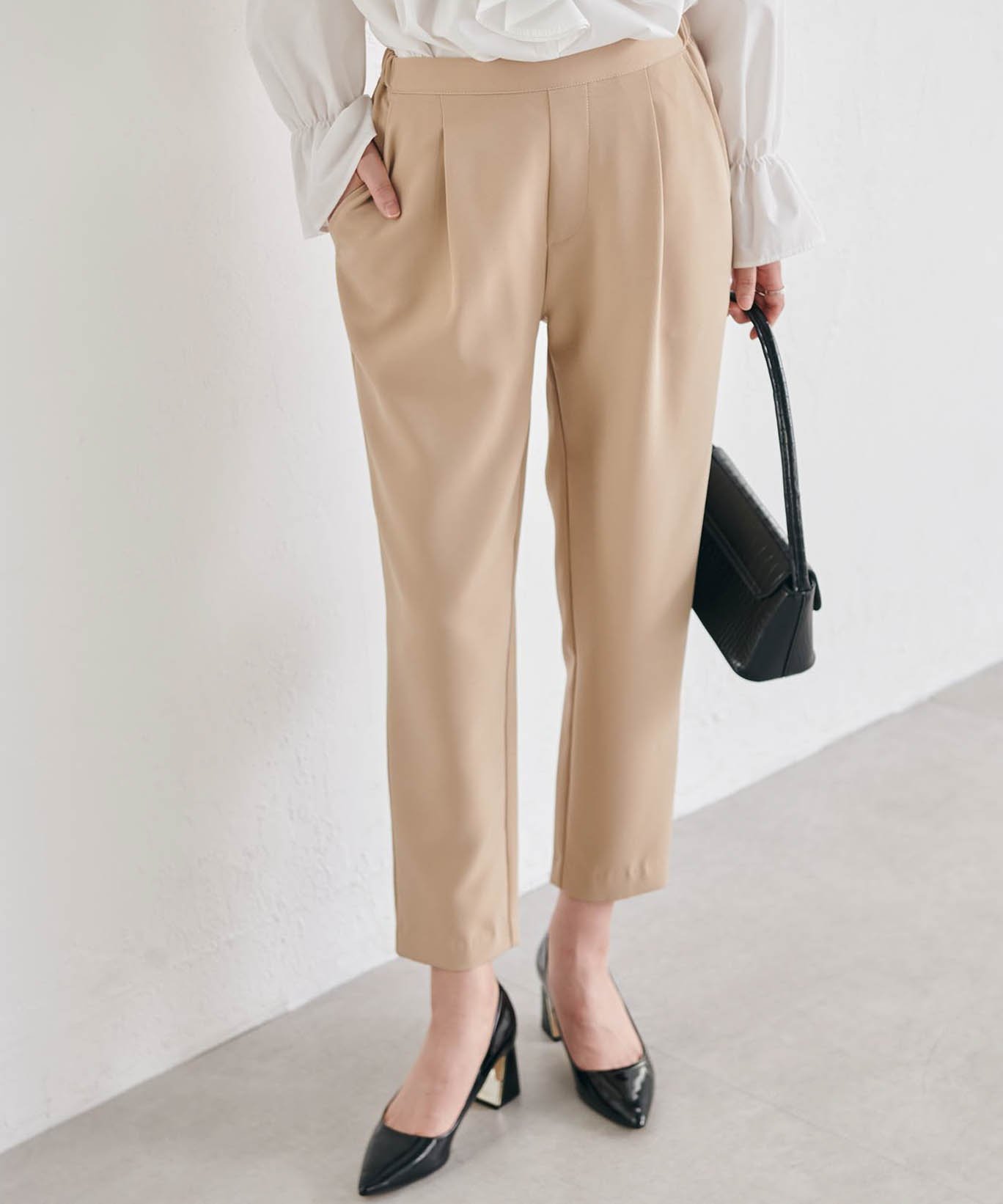【ラナン/Ranan】の美脚シルエットタッククロップドパンツ インテリア・キッズ・メンズ・レディースファッション・服の通販 founy(ファニー) 　ファッション　Fashion　レディースファッション　WOMEN　パンツ　Pants　イエロー　Yellow　ギャザー　Gather　サンダル　Sandals　ジャケット　Jacket　スキニー　Skinny　ストレッチ　Stretch　スニーカー　Sneakers　ツイル　Twill　デニム　Denim　定番　Standard　フレア　Flare　2022年　2022　2022 春夏 S/S　Ss,Spring/Summer,2022　プチプライス・低価格　Affordable　ライトベージュ|ID: prp329100004432225 ipo3291000000032145445