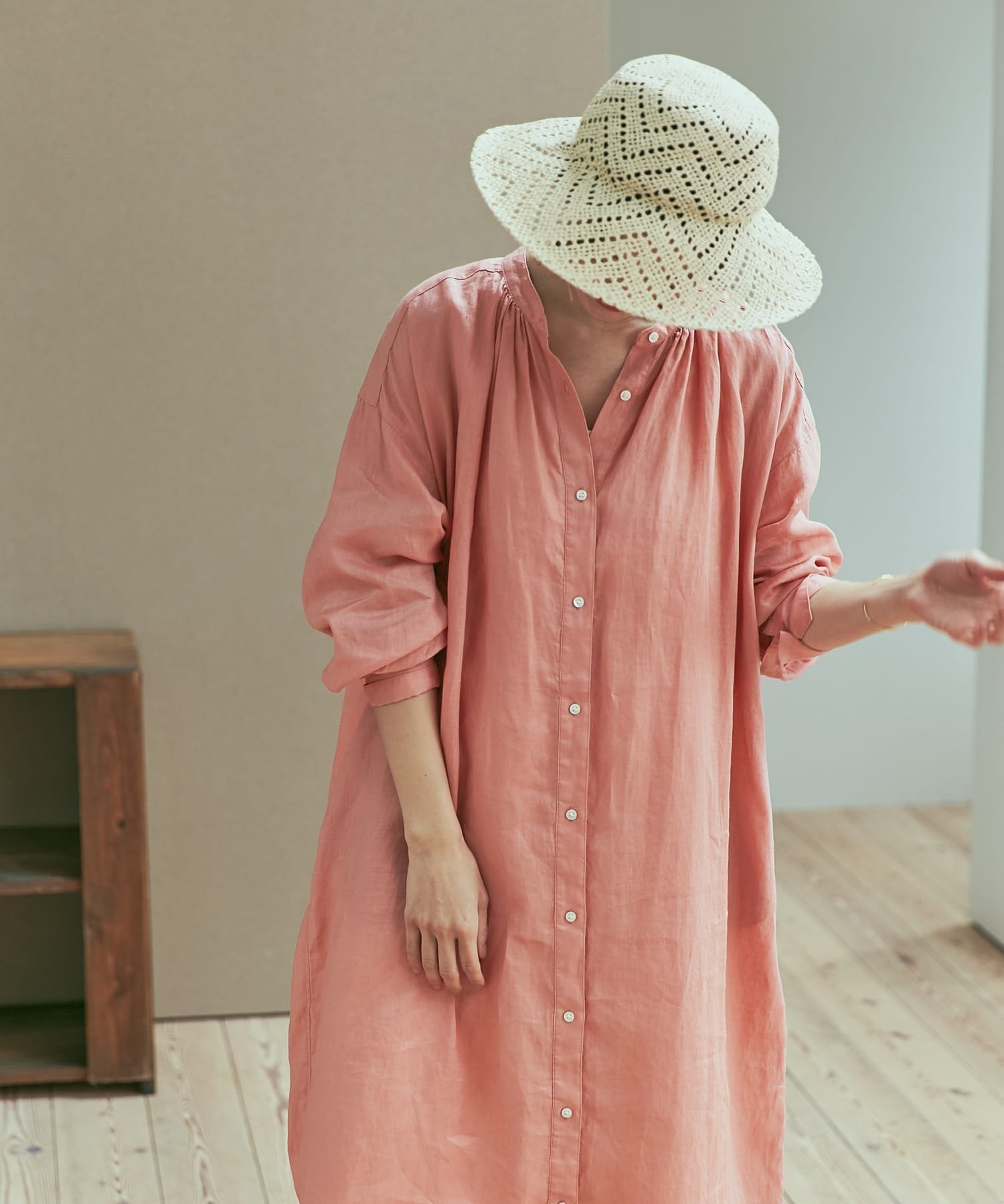 【アーバンリサーチ ドアーズ/URBAN RESEARCH DOORS】のリネンギャザーワンピース インテリア・キッズ・メンズ・レディースファッション・服の通販 founy(ファニー) 　ファッション　Fashion　レディースファッション　WOMEN　ワンピース　Dress　おすすめ　Recommend　ガウン　Gown　ギャザー　Gather　リネン　Linen　夏　Summer　PINK|ID: prp329100004438404 ipo3291000000032223703