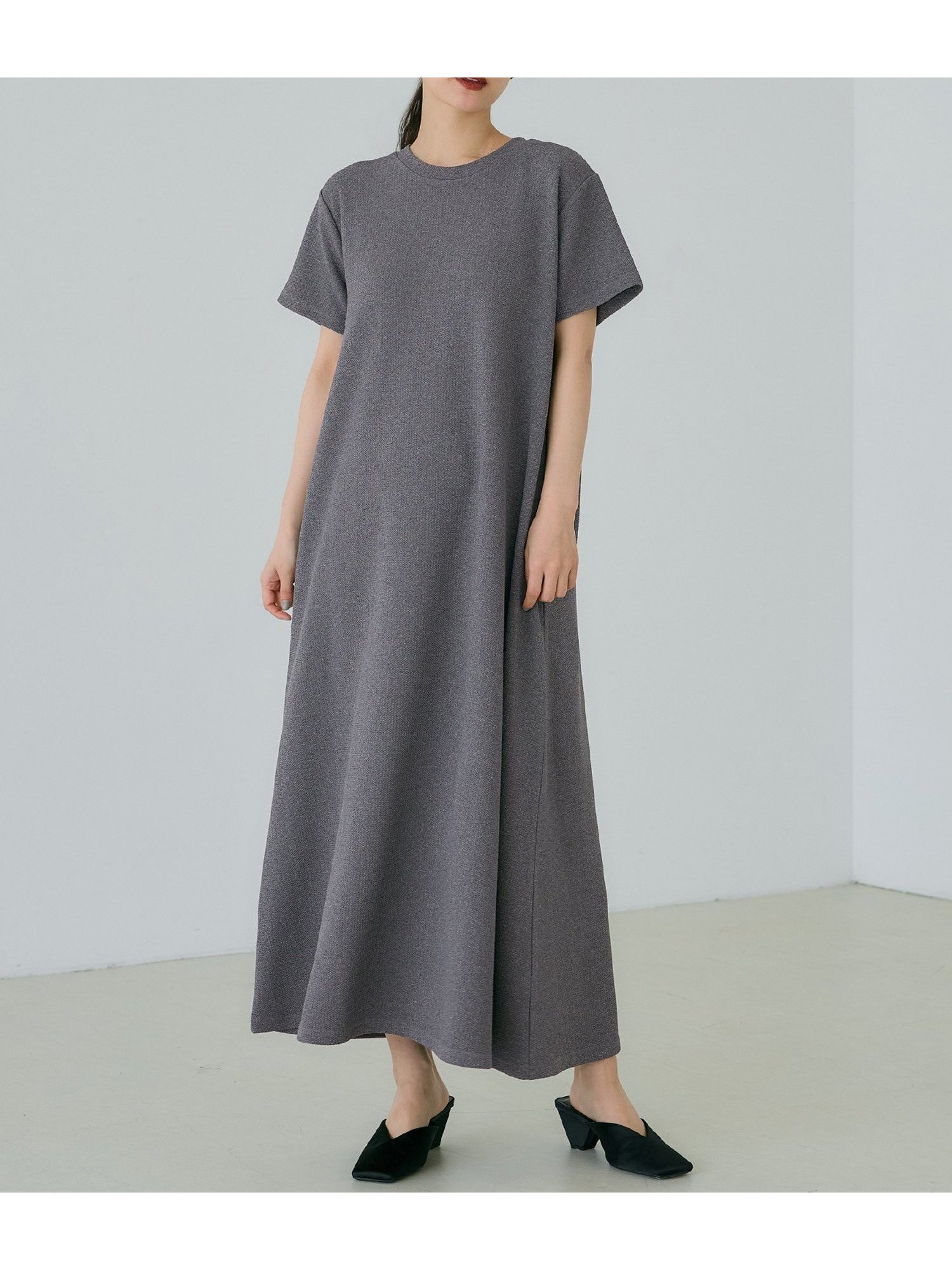 【コカ/COCA】のエンボス加工半袖マキシワンピース インテリア・キッズ・メンズ・レディースファッション・服の通販 founy(ファニー) 　ファッション　Fashion　レディースファッション　WOMEN　ワンピース　Dress　マキシワンピース　Maxi Dress　スウェット　Sweat　ストレッチ　Stretch　定番　Standard　ポケット　Pocket　半袖　Short Sleeve　マキシ　Maxi　旅行　Travel　2025年　2025　2025春夏・S/S　Ss,Spring/Summer,2025　Gray|ID: prp329100004448643 ipo3291000000031620759