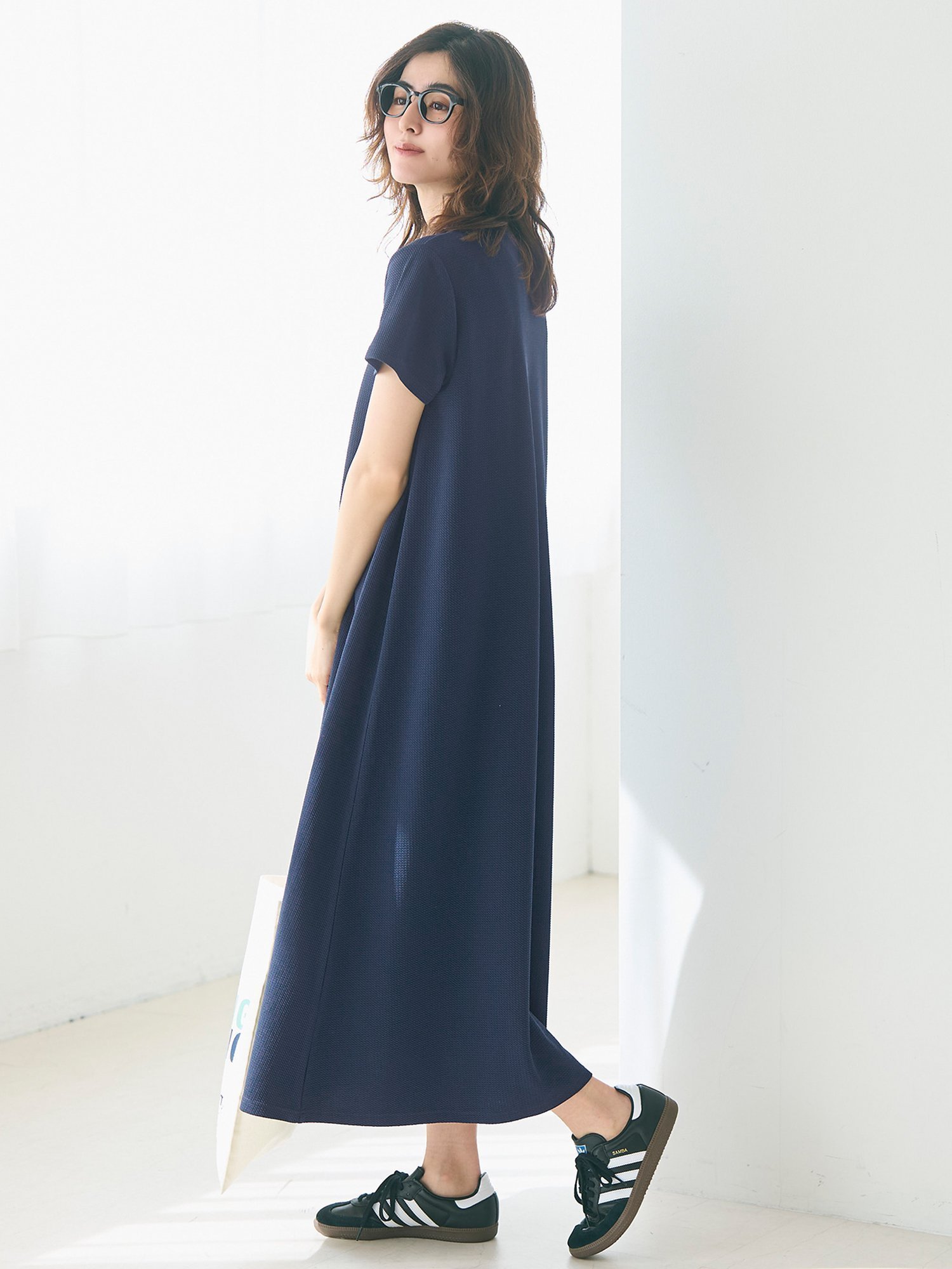 【コカ/COCA】のエンボス加工半袖マキシワンピース インテリア・キッズ・メンズ・レディースファッション・服の通販 founy(ファニー) 　ファッション　Fashion　レディースファッション　WOMEN　ワンピース　Dress　マキシワンピース　Maxi Dress　スウェット　Sweat　ストレッチ　Stretch　定番　Standard　ポケット　Pocket　半袖　Short Sleeve　マキシ　Maxi　旅行　Travel　2025年　2025　2025春夏・S/S　Ss,Spring/Summer,2025　Navy|ID: prp329100004448643 ipo3291000000031620763