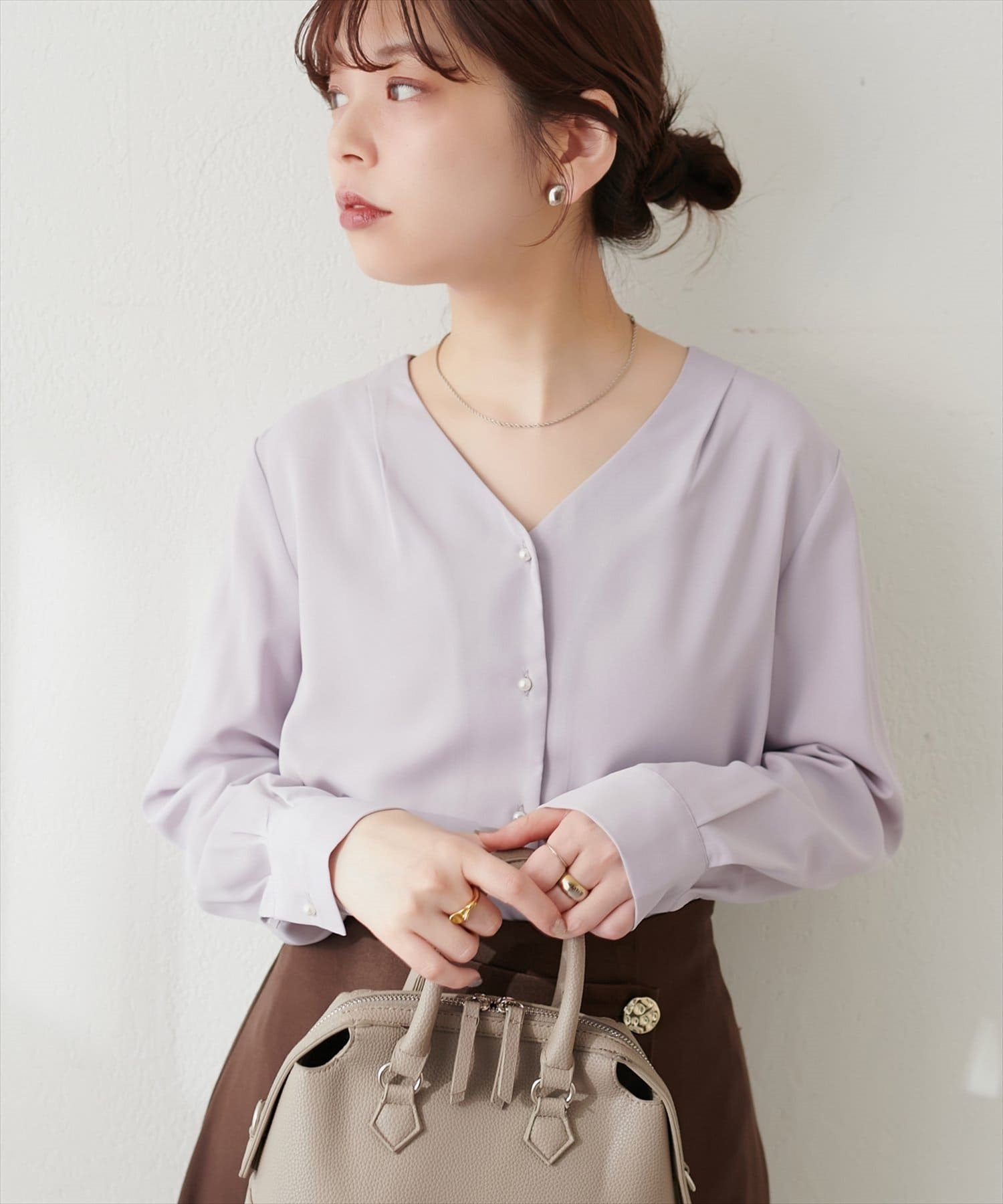 【ナチュラルクチュール/natural couture】の【WEB限定】プチプラちびパールとろみブラウス インテリア・キッズ・メンズ・レディースファッション・服の通販 founy(ファニー) 　ファッション　Fashion　レディースファッション　WOMEN　トップス・カットソー　Tops/Tshirt　シャツ/ブラウス　Shirts/Blouses　2025年　2025　2025春夏・S/S　Ss,Spring/Summer,2025　とろみ　Thickness　インナー　Inner　キャミワンピース　Cami Dress　スラックス　Slacks　デニム　Denim　パール　Pearl　フレア　Flare　フロント　Front　プチプライス・低価格　Affordable　マーメイド　Mermaid　ロング　Long　エレガント 上品　Elegant　グレイッシュベージュ|ID: prp329100004450699 ipo3291000000031214964