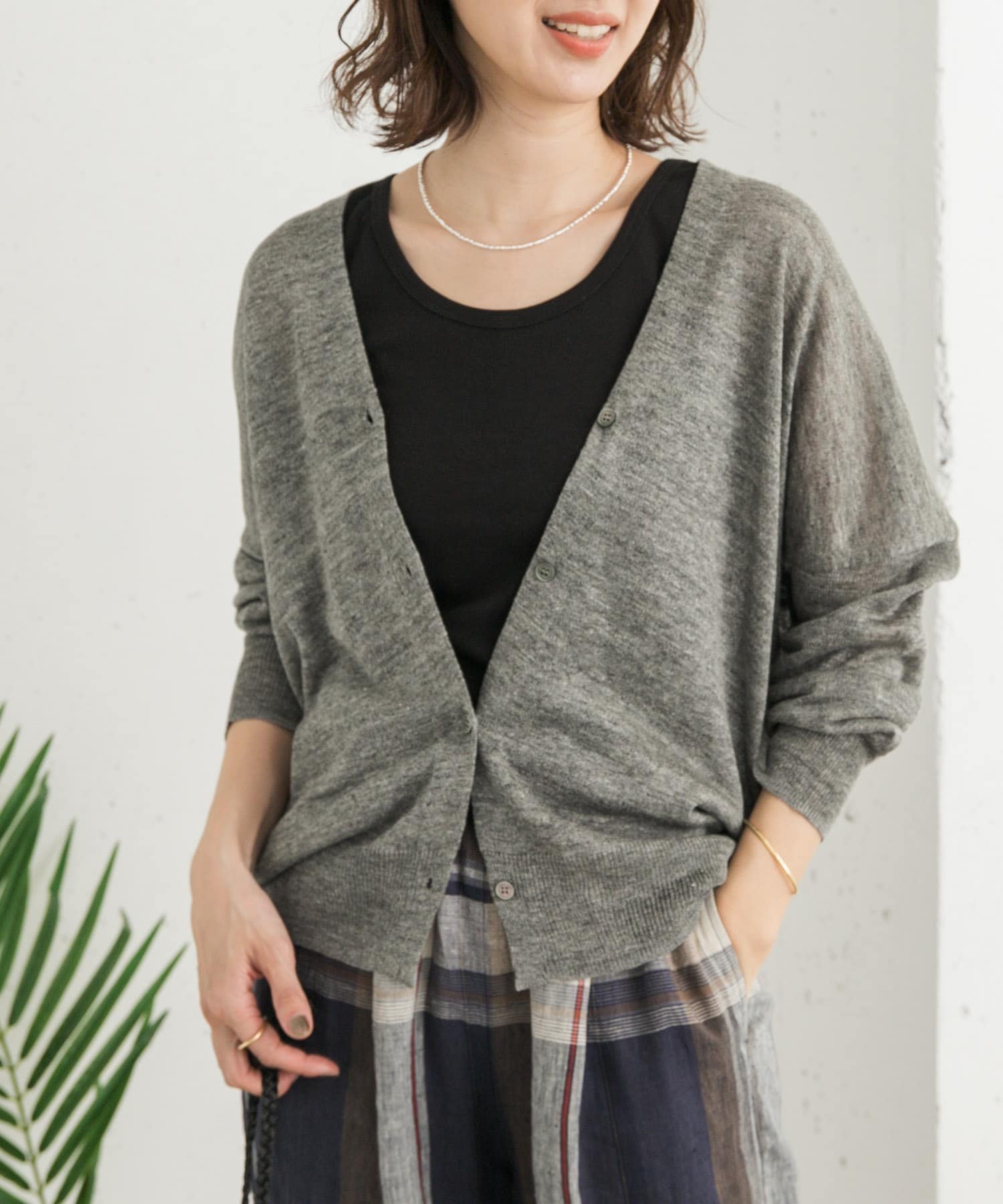 【アーバンリサーチ ドアーズ/URBAN RESEARCH DOORS】のリネンVネックカーディガン インテリア・キッズ・メンズ・レディースファッション・服の通販 founy(ファニー) 　ファッション　Fashion　レディースファッション　WOMEN　トップス・カットソー　Tops/Tshirt　カーディガン　Cardigans　Vネック　V-Neck　カーディガン　Cardigan　シンプル　Simple　ドレープ　Drape　ミドル　Middle　リネン　Linen　リラックス　Relax　エレガント 上品　Elegant　夏　Summer　春　Spring　CHARCOAL|ID: prp329100004453538 ipo3291000000032200822