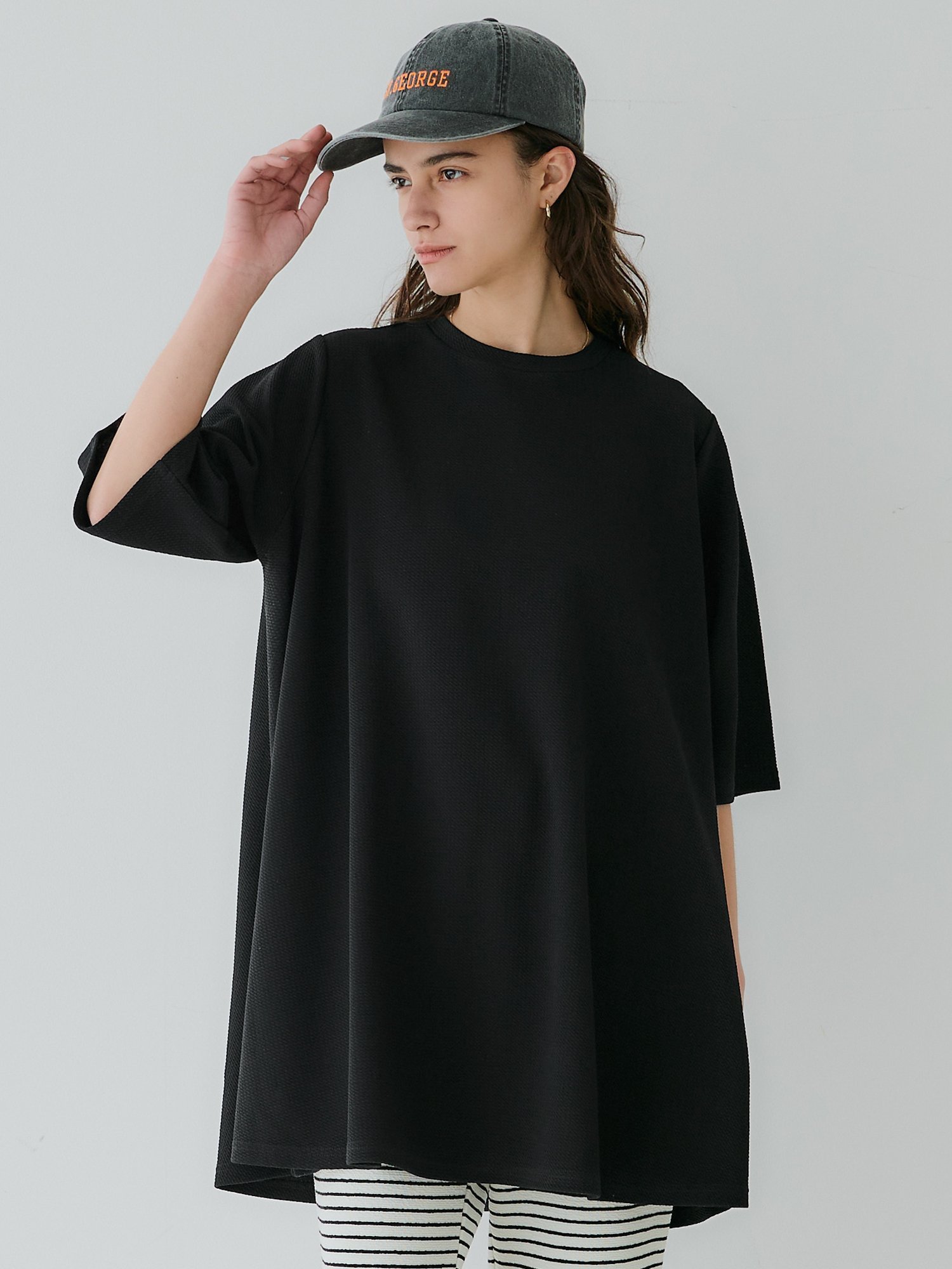 【コカ/COCA】のエンボス加工半袖チュニック インテリア・キッズ・メンズ・レディースファッション・服の通販 founy(ファニー) 　ファッション　Fashion　レディースファッション　WOMEN　トップス・カットソー　Tops/Tshirt　サンダル　Sandals　シンプル　Simple　スウェット　Sweat　ストレッチ　Stretch　チュニック　Tunic　定番　Standard　バランス　Balance　フレア　Flare　ポケット　Pocket　半袖　Short Sleeve　ワイド　Wide　旅行　Travel　2025年　2025　2025春夏・S/S　Ss,Spring/Summer,2025　Black|ID: prp329100004455548 ipo3291000000031957104