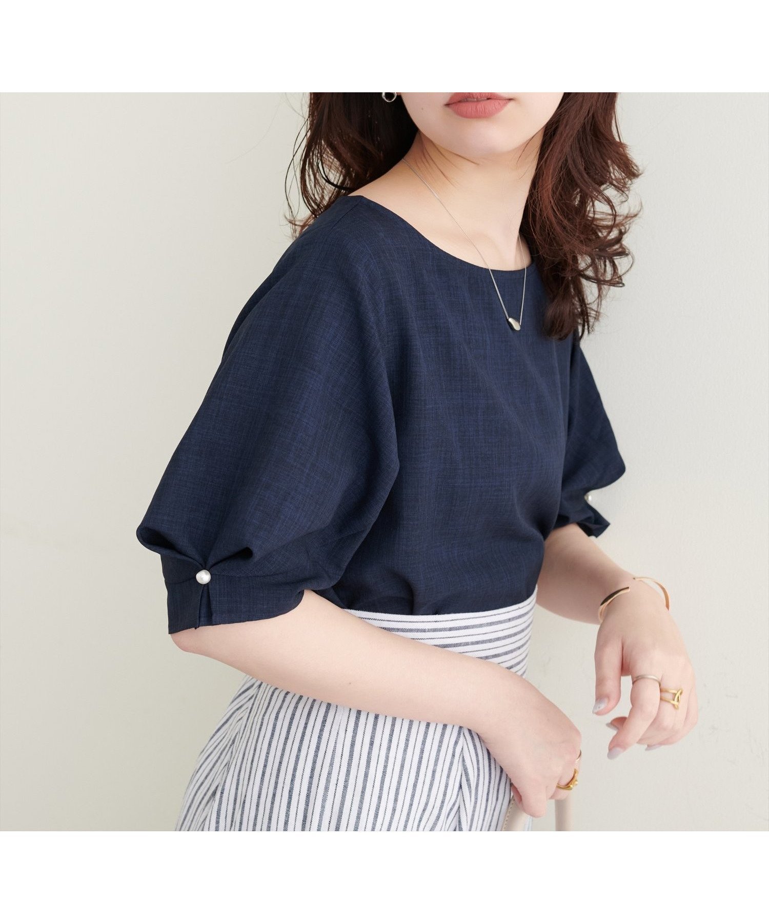 【ナチュラルクチュール/natural couture】のパール付きタックスリーブブラウス インテリア・キッズ・メンズ・レディースファッション・服の通販 founy(ファニー) 　ファッション　Fashion　レディースファッション　WOMEN　トップス・カットソー　Tops/Tshirt　シャツ/ブラウス　Shirts/Blouses　2025年　2025　2025春夏・S/S　Ss,Spring/Summer,2025　シンプル　Simple　デニム　Denim　パール　Pearl　フェミニン　Feminine　エレガント 上品　Elegant　半袖　Short Sleeve　ネイビー|ID: prp329100004457189 ipo3291000000031642145