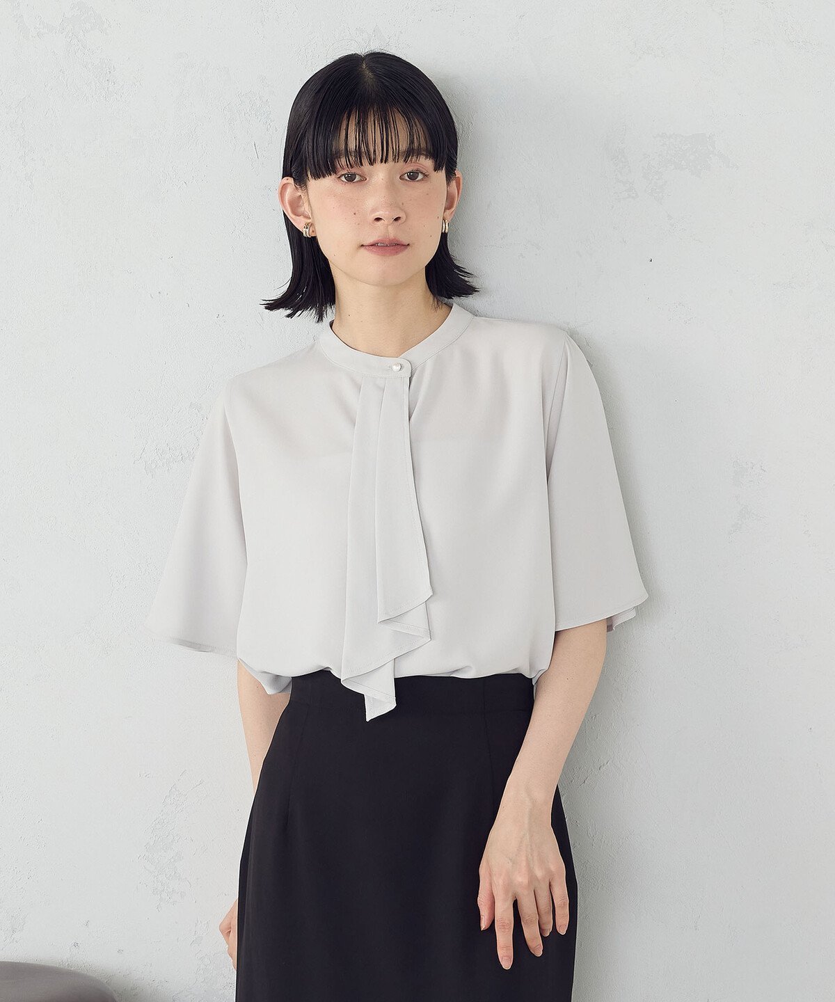 【コムサイズム/COMME CA ISM】のボウタイ風 半袖ブラウス インテリア・キッズ・メンズ・レディースファッション・服の通販 founy(ファニー) 　ファッション　Fashion　レディースファッション　Fashion for Women　トップス・カットソー　Cut & Sew Tops　シャツ・ブラウス・オフィスカジュアル　Elegant Blouses & Button-Ups　おすすめ　Recommended / Our Picks　ジョーゼット　Georgette, Semi-Sheer Fabric　ドレープ　Drape, Draping Fabric　フレアースリーブ　Flared Sleeve, Bell Sleeve　ポケット　Pocket, Pocket Detail　エレガント 上品　Elegant　半袖　Short Sleeve, Half Sleeve　夏　Summer　ビジネス 仕事 通勤　Business / Work / Commuting　グレー|ID: prp329100004457892 ipo3291000000032755262