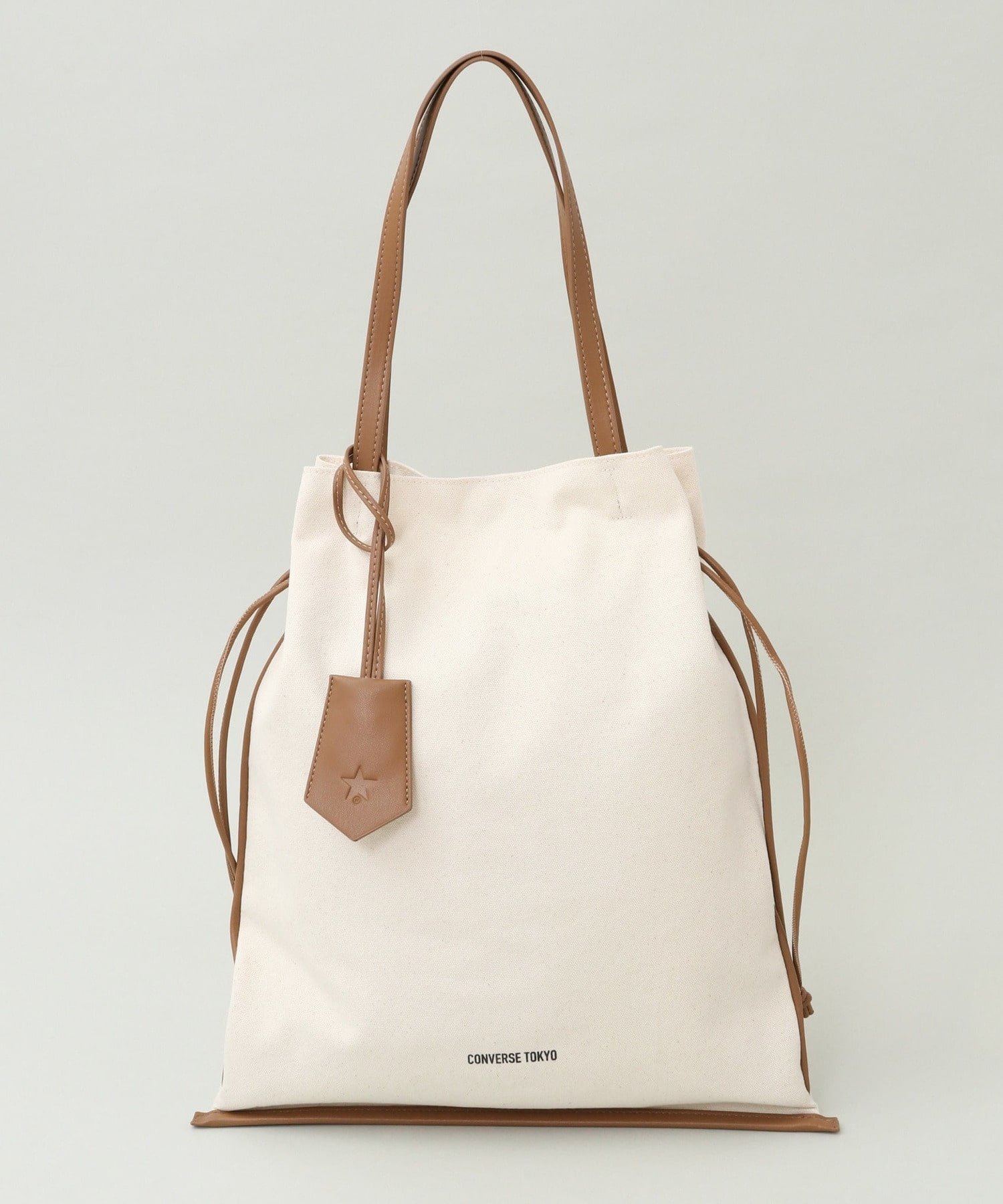 【コンバーストウキョウ/CONVERSE TOKYO】のCANVAS GATHERED TOTE BAG 人気、トレンドファッション・服の通販 founy(ファニー) 　ファッション　Fashion　レディースファッション　Fashion for Women　バッグ　Bags　おすすめ　Recommended / Our Picks　キャンバス　Canvas, Canvas Fabric　シンプル　Simple, Minimal　チャーム　Charm, Pendant　ポケット　Pocket, Pocket Detail　人気　Popular, Best Seller　ビジネス 仕事 通勤　Business / Work / Commuting　巾着　Drawstring Bag, Kinchaku　 other-1|ID: prp329100004460665 ipo3291000000033277066