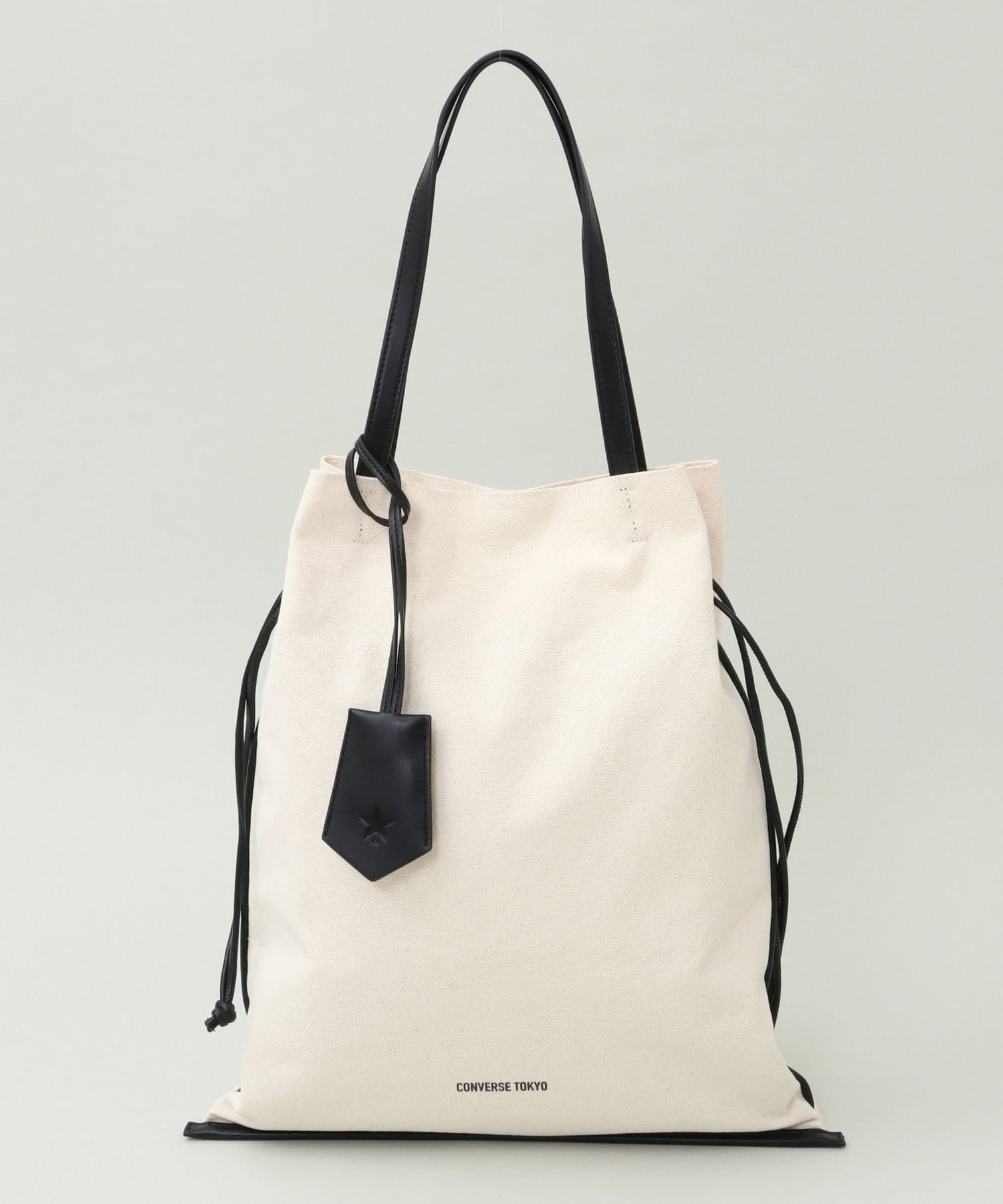【コンバーストウキョウ/CONVERSE TOKYO】のCANVAS GATHERED TOTE BAG インテリア・キッズ・メンズ・レディースファッション・服の通販 founy(ファニー) 　ファッション　Fashion　レディースファッション　Fashion for Women　バッグ　Bags　おすすめ　Recommended / Our Picks　キャンバス　Canvas, Canvas Fabric　シンプル　Simple, Minimal　チャーム　Charm, Pendant　ポケット　Pocket, Pocket Detail　人気　Popular, Best Seller　ビジネス 仕事 通勤　Business / Work / Commuting　巾着　Drawstring Bag, Kinchaku　ブラック|ID: prp329100004460665 ipo3291000000033277068