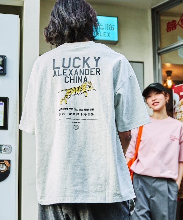 【フリークスストア/FREAK'S STORE】のLUCKY ALEXANDER CHINA×FREAK S STORE 別注 ビッグシルエット バックプリント クルーネックTシャツ 【限定展開】 25SS インテリア・キッズ・メンズ・レディースファッション・服の通販 founy(ファニー) 　ファッション　Fashion　レディースファッション　Fashion for Women　トップス・カットソー　Cut & Sew Tops　シャツ・ブラウス・オフィスカジュアル　Elegant Blouses & Button-Ups　ロングTシャツ・Tシャツ　Longline T-Shirts & Tees　バッグ　Bags　2025年　2025　2025春夏・S/S　Spring/Summer 2025 SS25　おすすめ　Recommended / Our Picks　カーゴパンツ　Cargo Pants, Utility Pants　グラフィック　Graphic, Graphic Design　コラボ　Collaboration, Collab　シンプル　Simple, Minimal　デニム　Denim, Jeans Material　トレンド　Trend, Trending Now　ビッグ　Big, Oversized　プリント　Print, Printed Pattern　ボトム　Bottoms, Lower Wear　ワンポイント　One Point, Statement Accent　別注　Limited Edition, Custom Order　夏　Summer　定番　Standard, Basic Item　S/S・春夏　SS, Spring/Summer, Warm Season　グレー|ID: prp329100004466086 ipo3291000000033200691