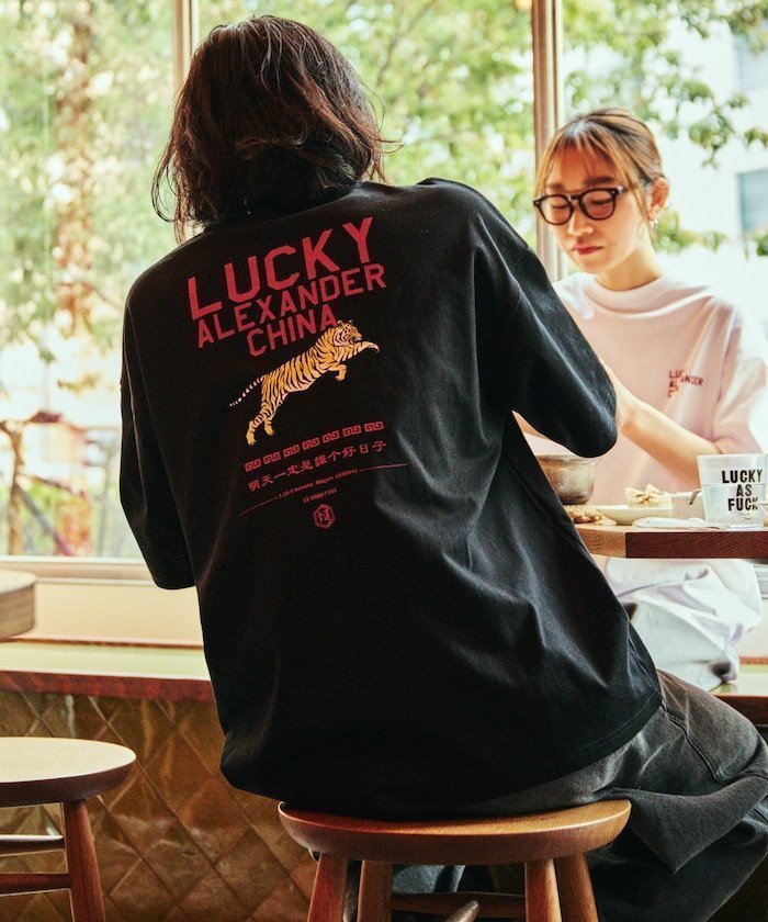 【フリークスストア/FREAK'S STORE】のLUCKY ALEXANDER CHINA×FREAK S STORE 別注 ビッグシルエット バックプリント クルーネックTシャツ 【限定展開】 25SS インテリア・キッズ・メンズ・レディースファッション・服の通販 founy(ファニー) 　ファッション　Fashion　レディースファッション　Fashion for Women　トップス・カットソー　Cut & Sew Tops　シャツ・ブラウス・オフィスカジュアル　Elegant Blouses & Button-Ups　ロングTシャツ・Tシャツ　Longline T-Shirts & Tees　バッグ　Bags　2025年　2025　2025春夏・S/S　Spring/Summer 2025 SS25　おすすめ　Recommended / Our Picks　カーゴパンツ　Cargo Pants, Utility Pants　グラフィック　Graphic, Graphic Design　コラボ　Collaboration, Collab　シンプル　Simple, Minimal　デニム　Denim, Jeans Material　トレンド　Trend, Trending Now　ビッグ　Big, Oversized　プリント　Print, Printed Pattern　ボトム　Bottoms, Lower Wear　ワンポイント　One Point, Statement Accent　別注　Limited Edition, Custom Order　夏　Summer　定番　Standard, Basic Item　S/S・春夏　SS, Spring/Summer, Warm Season　ブラック|ID: prp329100004466086 ipo3291000000033200692