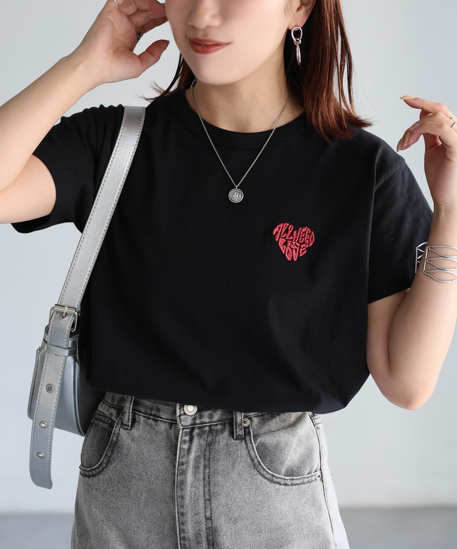 【リベリー/Riberry】のハートロゴラメ刺繍コンパクトTシャツ/綿100% インテリア・キッズ・メンズ・レディースファッション・服の通販 founy(ファニー) 　ファッション　Fashion　レディースファッション　WOMEN　トップス・カットソー　Tops/Tshirt　シャツ/ブラウス　Shirts/Blouses　ロング / Tシャツ　T-Shirts　インナー　Inner　キャミワンピース　Cami Dress　キラキラ　Sparkling　コンパクト　Compact　シンプル　Simple　デニム　Denim　トレンド　Trend　定番　Standard　半袖　Short Sleeve　夏　Summer　ブラック×レッド|ID: prp329100004466114 ipo3291000000032304594