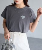 【リベリー/Riberry】のハートロゴラメ刺繍コンパクトTシャツ/綿100% チャコールグレー×ライトブルー|ID: prp329100004466114 ipo3291000000032304609