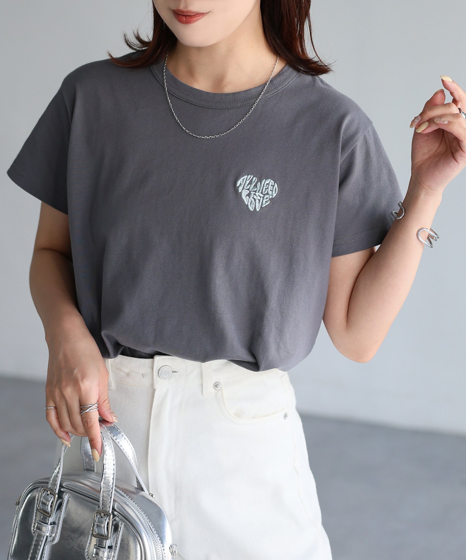 【リベリー/Riberry】のハートロゴラメ刺繍コンパクトTシャツ/綿100% インテリア・キッズ・メンズ・レディースファッション・服の通販 founy(ファニー) 　ファッション　Fashion　レディースファッション　WOMEN　トップス・カットソー　Tops/Tshirt　シャツ/ブラウス　Shirts/Blouses　ロング / Tシャツ　T-Shirts　インナー　Inner　キャミワンピース　Cami Dress　キラキラ　Sparkling　コンパクト　Compact　シンプル　Simple　デニム　Denim　トレンド　Trend　定番　Standard　半袖　Short Sleeve　夏　Summer　チャコールグレー×ライトブルー|ID: prp329100004466114 ipo3291000000032304609