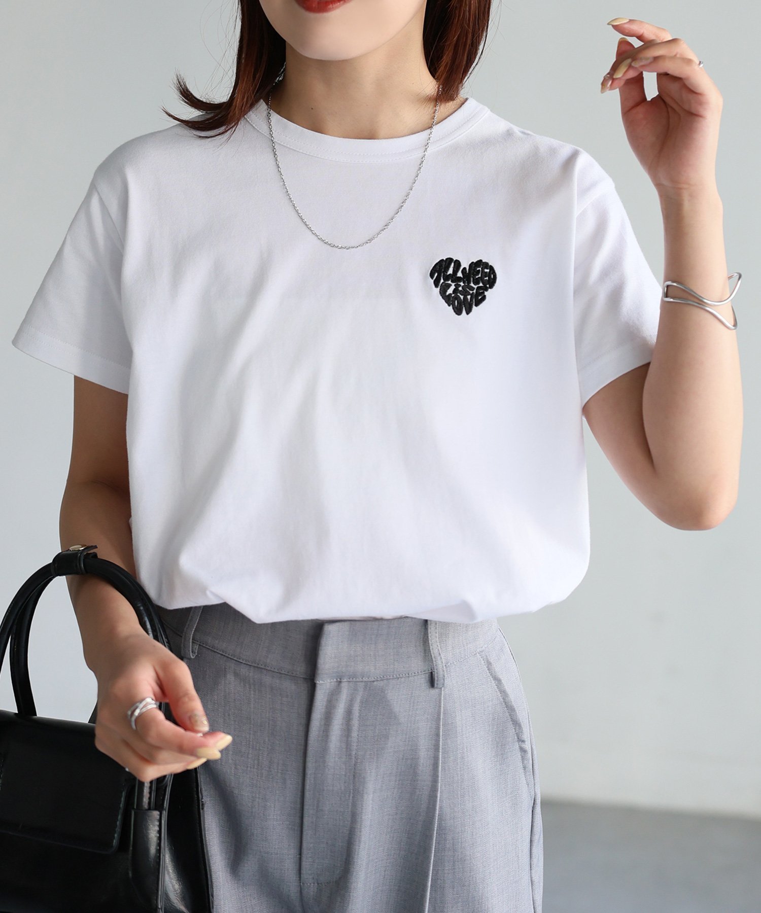 【リベリー/Riberry】のハートロゴラメ刺繍コンパクトTシャツ/綿100% インテリア・キッズ・メンズ・レディースファッション・服の通販 founy(ファニー) 　ファッション　Fashion　レディースファッション　Fashion for Women　トップス・カットソー　Cut & Sew Tops　シャツ・ブラウス・オフィスカジュアル　Elegant Blouses & Button-Ups　ロングTシャツ・Tシャツ　Longline T-Shirts & Tees　インナー　Innerwear　春　Spring　キャミワンピース　Cami Dress, Slip Dress　キラキラ　Sparkly, Glittery　コンパクト　Compact, Small Size　シンプル　Simple, Minimal　デニム　Denim, Jeans Material　トレンド　Trend, Trending Now　定番　Standard, Basic Item　ベーシック　Basic, Essential　半袖　Short Sleeve, Half Sleeve　楽ちん　Easy Fit, Comfortable　ワンポイント　One Point, Statement Accent　S/S・春夏　SS, Spring/Summer, Warm Season　プチプライス・低価格　Affordable / Budget Price　夏　Summer　ホワイト×ブラック|ID: prp329100004466114 ipo3291000000034799108