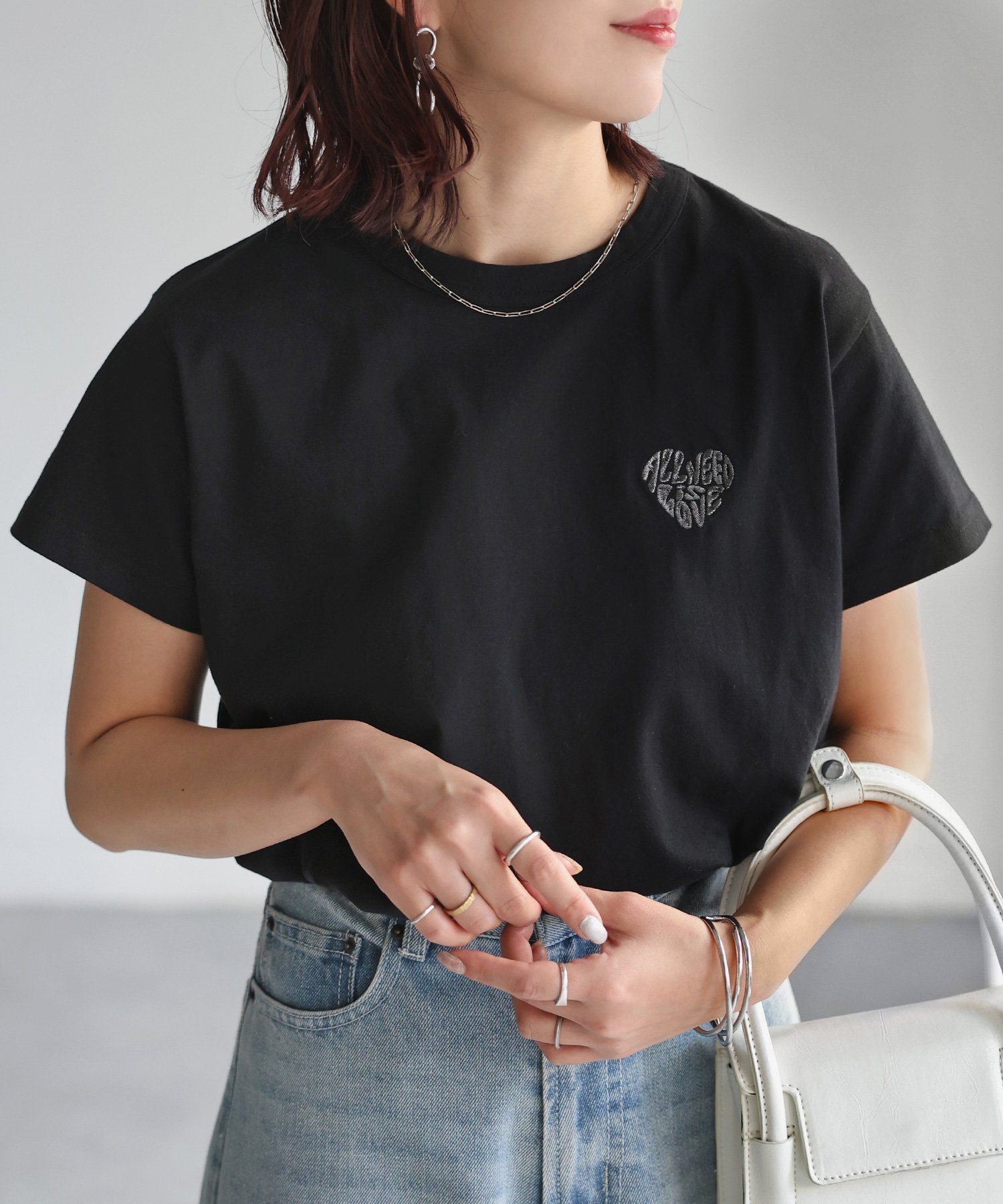 【リベリー/Riberry】のハートロゴラメ刺繍コンパクトTシャツ/綿100% インテリア・キッズ・メンズ・レディースファッション・服の通販 founy(ファニー) 　ファッション　Fashion　レディースファッション　Fashion for Women　トップス・カットソー　Cut & Sew Tops　シャツ・ブラウス・オフィスカジュアル　Elegant Blouses & Button-Ups　ロングTシャツ・Tシャツ　Longline T-Shirts & Tees　インナー　Innerwear　春　Spring　キャミワンピース　Cami Dress, Slip Dress　キラキラ　Sparkly, Glittery　コンパクト　Compact, Small Size　シンプル　Simple, Minimal　デニム　Denim, Jeans Material　トレンド　Trend, Trending Now　定番　Standard, Basic Item　ベーシック　Basic, Essential　半袖　Short Sleeve, Half Sleeve　楽ちん　Easy Fit, Comfortable　ワンポイント　One Point, Statement Accent　S/S・春夏　SS, Spring/Summer, Warm Season　プチプライス・低価格　Affordable / Budget Price　夏　Summer　ブラック×チャコールグレー|ID: prp329100004466114 ipo3291000000034799113