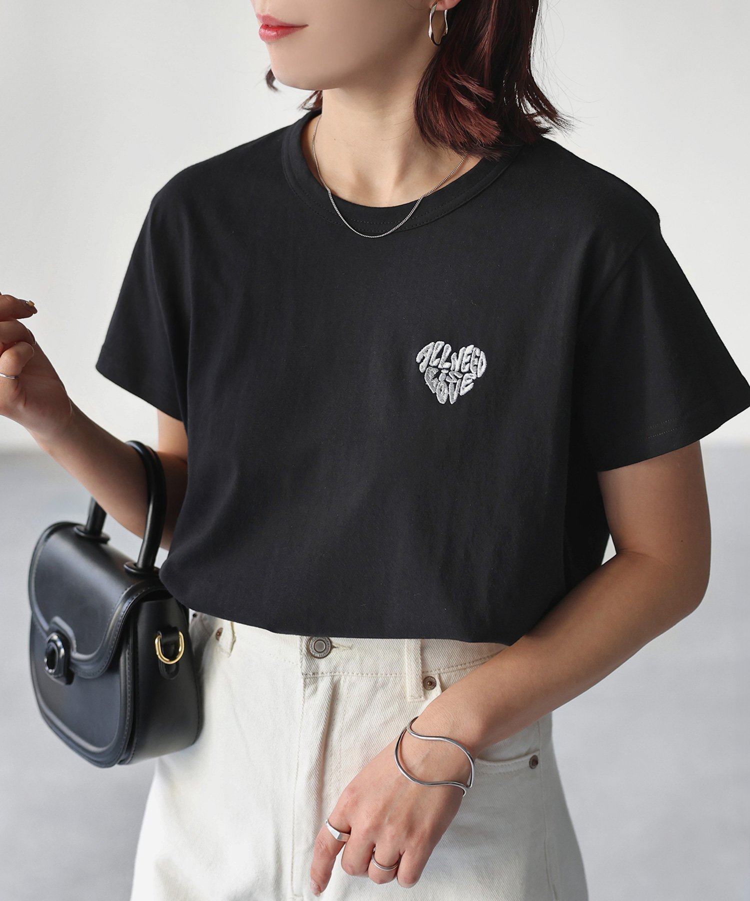 【リベリー/Riberry】のハートロゴラメ刺繍コンパクトTシャツ/綿100% インテリア・キッズ・メンズ・レディースファッション・服の通販 founy(ファニー) 　ファッション　Fashion　レディースファッション　Fashion for Women　トップス・カットソー　Cut & Sew Tops　シャツ・ブラウス・オフィスカジュアル　Elegant Blouses & Button-Ups　ロングTシャツ・Tシャツ　Longline T-Shirts & Tees　インナー　Innerwear　春　Spring　キャミワンピース　Cami Dress, Slip Dress　キラキラ　Sparkly, Glittery　コンパクト　Compact, Small Size　シンプル　Simple, Minimal　デニム　Denim, Jeans Material　トレンド　Trend, Trending Now　定番　Standard, Basic Item　ベーシック　Basic, Essential　半袖　Short Sleeve, Half Sleeve　楽ちん　Easy Fit, Comfortable　ワンポイント　One Point, Statement Accent　S/S・春夏　SS, Spring/Summer, Warm Season　プチプライス・低価格　Affordable / Budget Price　夏　Summer　ブラック×ホワイト|ID: prp329100004466114 ipo3291000000034799116