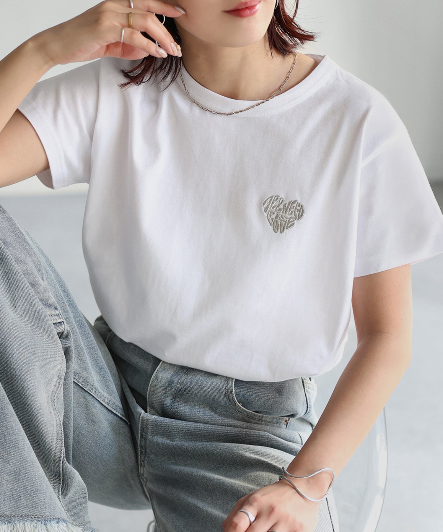 【リベリー/Riberry】のハートロゴラメ刺繍コンパクトTシャツ/綿100% インテリア・キッズ・メンズ・レディースファッション・服の通販 founy(ファニー) 　ファッション　Fashion　レディースファッション　Fashion for Women　トップス・カットソー　Cut & Sew Tops　シャツ・ブラウス・オフィスカジュアル　Elegant Blouses & Button-Ups　ロングTシャツ・Tシャツ　Longline T-Shirts & Tees　インナー　Innerwear　春　Spring　キャミワンピース　Cami Dress, Slip Dress　キラキラ　Sparkly, Glittery　コンパクト　Compact, Small Size　シンプル　Simple, Minimal　デニム　Denim, Jeans Material　トレンド　Trend, Trending Now　定番　Standard, Basic Item　ベーシック　Basic, Essential　半袖　Short Sleeve, Half Sleeve　楽ちん　Easy Fit, Comfortable　ワンポイント　One Point, Statement Accent　S/S・春夏　SS, Spring/Summer, Warm Season　プチプライス・低価格　Affordable / Budget Price　夏　Summer　ホワイト×シルバー|ID: prp329100004466114 ipo3291000000036248157
