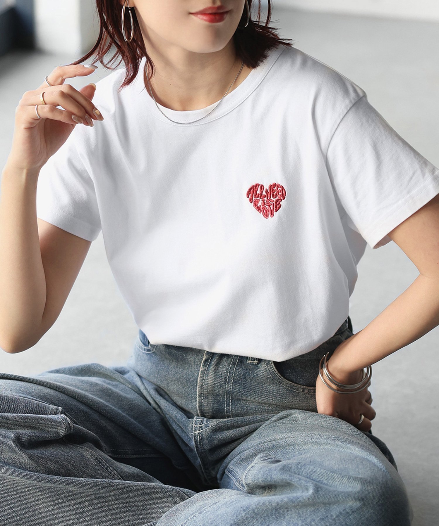 【リベリー/Riberry】のハートロゴラメ刺繍コンパクトTシャツ/綿100% インテリア・キッズ・メンズ・レディースファッション・服の通販 founy(ファニー) 　ファッション　Fashion　レディースファッション　Fashion for Women　トップス・カットソー　Cut & Sew Tops　シャツ・ブラウス・オフィスカジュアル　Elegant Blouses & Button-Ups　ロングTシャツ・Tシャツ　Longline T-Shirts & Tees　インナー　Innerwear　春　Spring　キャミワンピース　Cami Dress, Slip Dress　キラキラ　Sparkly, Glittery　コンパクト　Compact, Small Size　シンプル　Simple, Minimal　デニム　Denim, Jeans Material　トレンド　Trend, Trending Now　定番　Standard, Basic Item　ベーシック　Basic, Essential　半袖　Short Sleeve, Half Sleeve　楽ちん　Easy Fit, Comfortable　ワンポイント　One Point, Statement Accent　S/S・春夏　SS, Spring/Summer, Warm Season　プチプライス・低価格　Affordable / Budget Price　夏　Summer　ホワイト×レッド|ID: prp329100004466114 ipo3291000000036248158