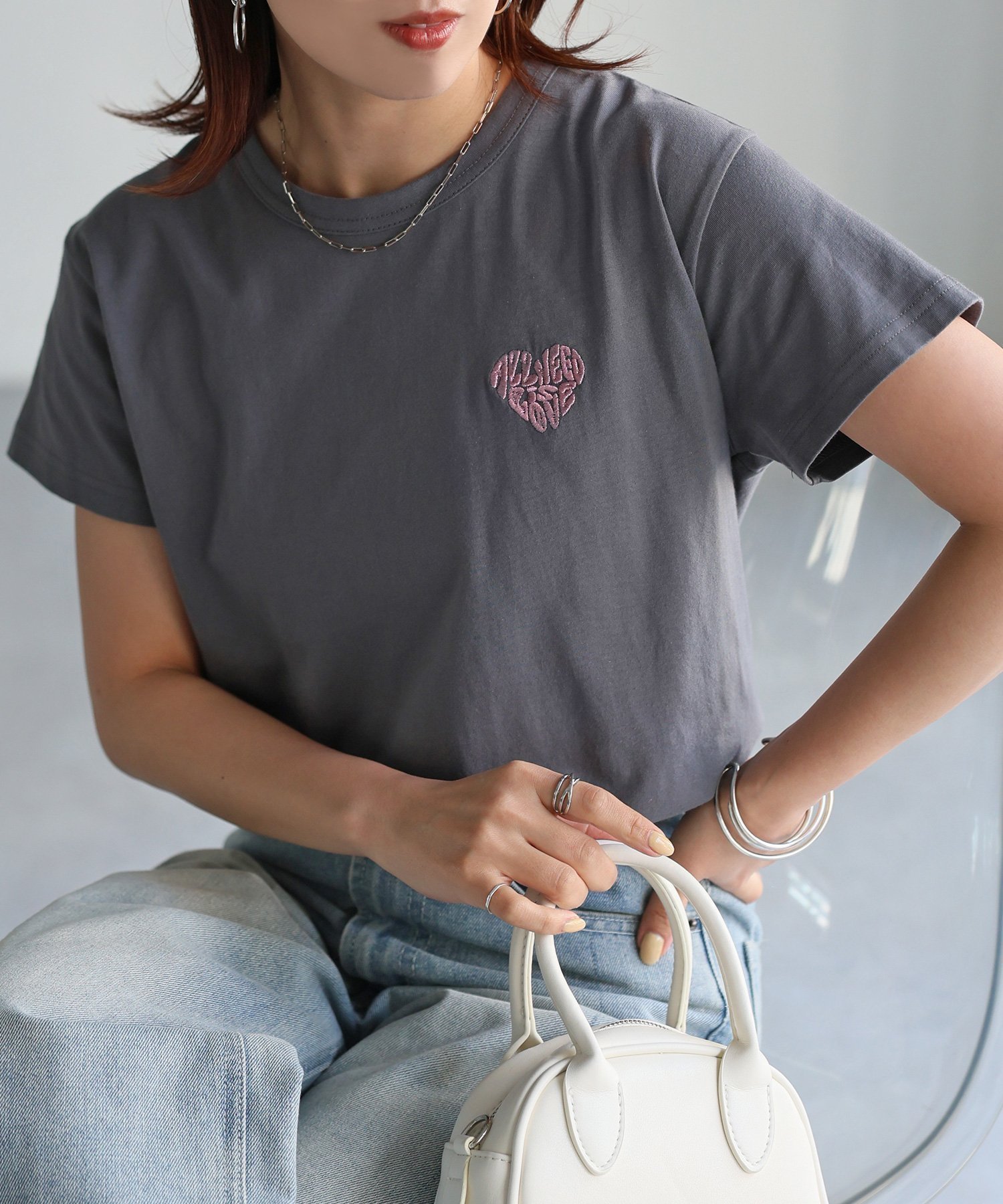 【リベリー/Riberry】のハートロゴラメ刺繍コンパクトTシャツ/綿100% インテリア・キッズ・メンズ・レディースファッション・服の通販 founy(ファニー) 　ファッション　Fashion　レディースファッション　Fashion for Women　トップス・カットソー　Cut & Sew Tops　シャツ・ブラウス・オフィスカジュアル　Elegant Blouses & Button-Ups　ロングTシャツ・Tシャツ　Longline T-Shirts & Tees　インナー　Innerwear　春　Spring　キャミワンピース　Cami Dress, Slip Dress　キラキラ　Sparkly, Glittery　コンパクト　Compact, Small Size　シンプル　Simple, Minimal　デニム　Denim, Jeans Material　トレンド　Trend, Trending Now　定番　Standard, Basic Item　ベーシック　Basic, Essential　半袖　Short Sleeve, Half Sleeve　楽ちん　Easy Fit, Comfortable　ワンポイント　One Point, Statement Accent　S/S・春夏　SS, Spring/Summer, Warm Season　プチプライス・低価格　Affordable / Budget Price　夏　Summer　チャコールグレー×ライトピンク|ID: prp329100004466114 ipo3291000000036248161