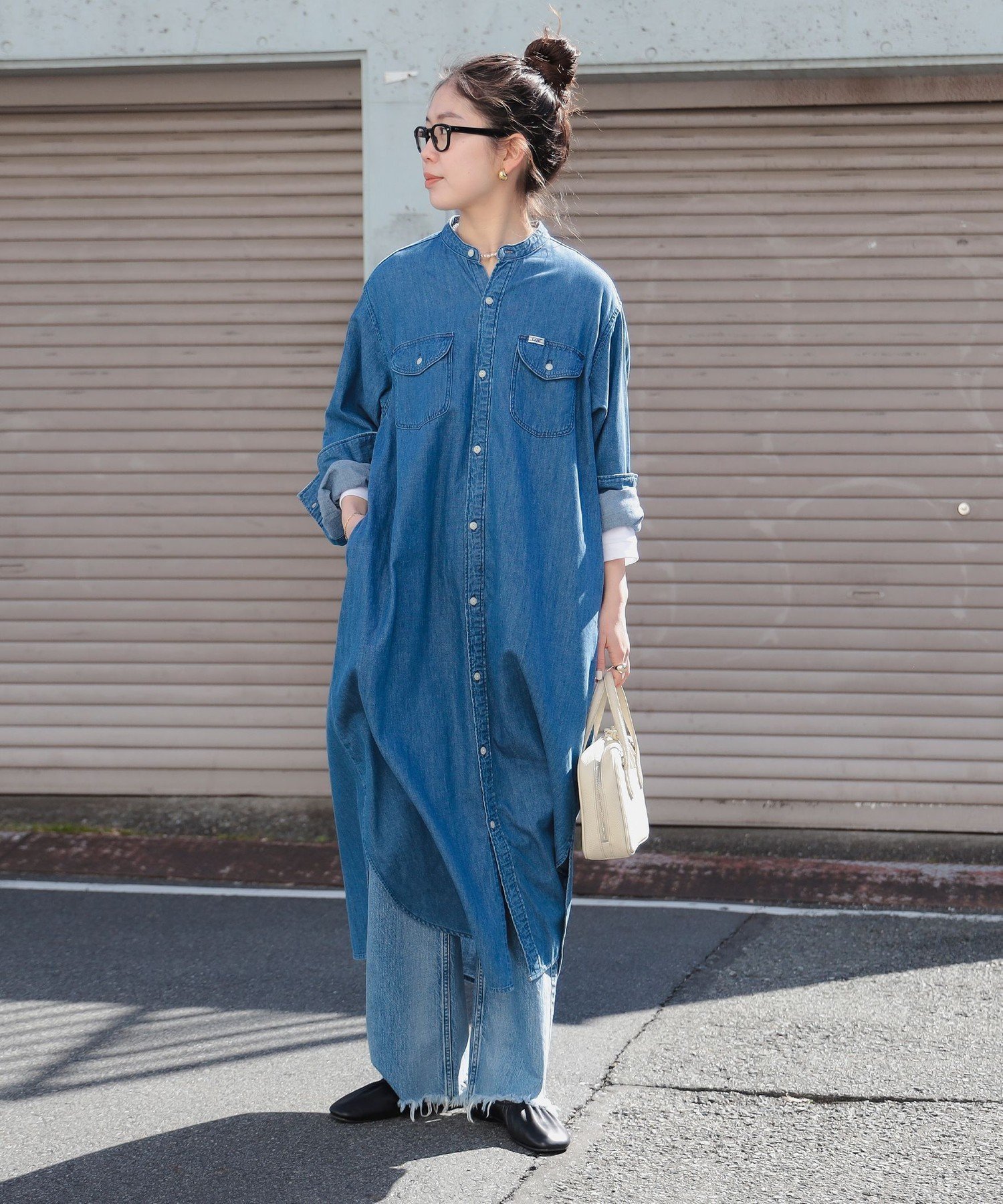 【ビーミングライフストアバイビームス/B:MING LIFE STORE by BEAMS】の【別注】Lee / デニム シャツ マキシドレス(S~M) 25SS 春 きれいめ シャツワンピ デニムワンピ denim インテリア・キッズ・メンズ・レディースファッション・服の通販 founy(ファニー) 　ファッション　Fashion　レディースファッション　WOMEN　ワンピース　Dress　ドレス　Party Dresses　シャツワンピース　Shirt Dresses　春　Spring　ガウン　Gown　シャツワンピ　Shirt Dress　シンプル　Simple　デニム　Denim　ドレス　Dress　別注　Special Order　マキシ　Maxi　2025年　2025　2025春夏・S/S　Ss,Spring/Summer,2025　MID.USED|ID: prp329100004470304 ipo3291000000031799164