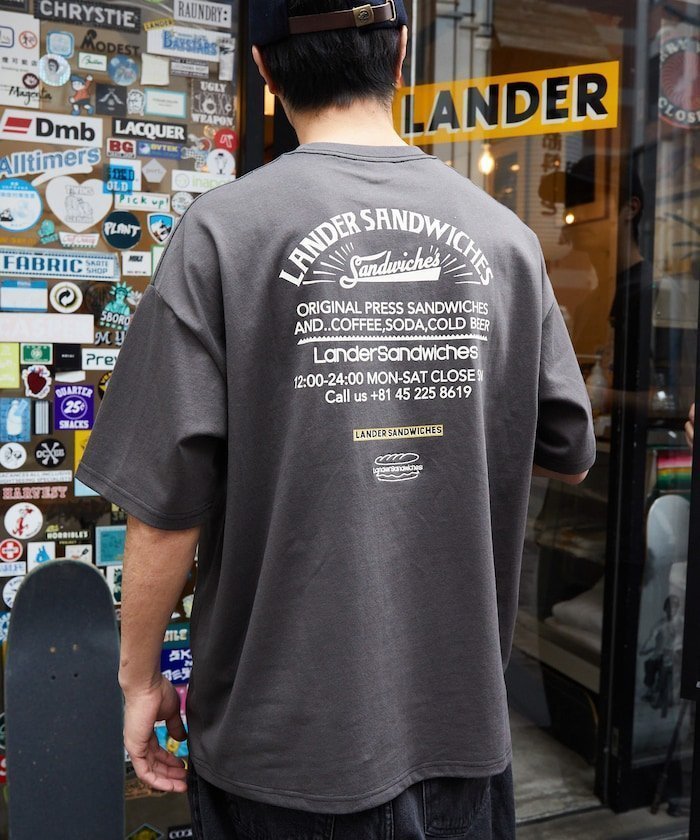 【フリークスストア/FREAK'S STORE】のLANDER SANDWICHES×FREAK S STORE ランダー 別注 ビッグシルエット バックプリント クルーネックTシャツ 【限定展開】 25SS インテリア・キッズ・メンズ・レディースファッション・服の通販 founy(ファニー) 　ファッション　Fashion　レディースファッション　Fashion for Women　トップス・カットソー　Cut & Sew Tops　シャツ・ブラウス・オフィスカジュアル　Elegant Blouses & Button-Ups　ロングTシャツ・Tシャツ　Longline T-Shirts & Tees　バッグ　Bags　2025年　2025　2025春夏・S/S　Spring/Summer 2025 SS25　グラフィック　Graphic, Graphic Design　コラボ　Collaboration, Collab　シンプル　Simple, Minimal　ビッグ　Big, Oversized　プリント　Print, Printed Pattern　ワンポイント　One Point, Statement Accent　人気　Popular, Best Seller　別注　Limited Edition, Custom Order　夏　Summer　S/S・春夏　SS, Spring/Summer, Warm Season　チャコールグレー|ID: prp329100004470562 ipo3291000000032740756