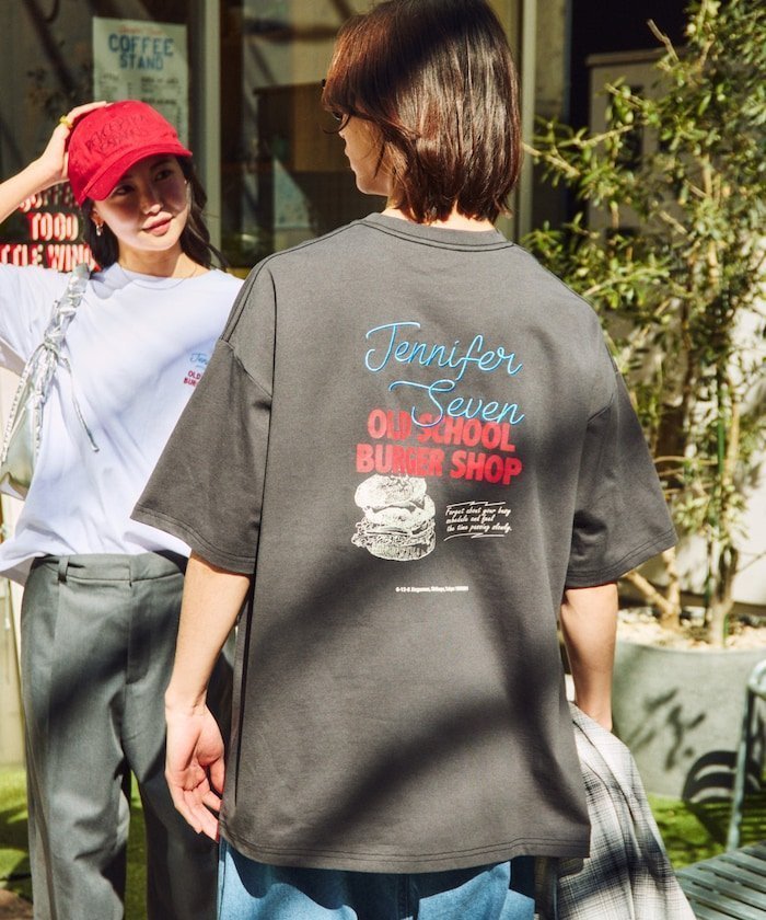 【フリークスストア/FREAK'S STORE】のJENNIFER SEVEN×FREAK S STORE 別注 ビッグシルエット バックプリント クルーネックTシャツ 【限定展開】 25SS インテリア・キッズ・メンズ・レディースファッション・服の通販 founy(ファニー) 　ファッション　Fashion　レディースファッション　WOMEN　トップス・カットソー　Tops/Tshirt　シャツ/ブラウス　Shirts/Blouses　ロング / Tシャツ　T-Shirts　バッグ　Bag　カーゴパンツ　Cargo Pants　グラフィック　Graphic　コラボ　Collaboration　シンプル　Simple　デニム　Denim　トレンド　Trend　定番　Standard　ビッグ　Big　プリント　Print　ボトム　Bottom　別注　Special Order　ワンポイント　One Point　S/S・春夏　Ss・Spring/Summer　おすすめ　Recommend　夏　Summer　2025年　2025　2025春夏・S/S　Ss,Spring/Summer,2025　チャコールグレー|ID: prp329100004470566 ipo3291000000032373871