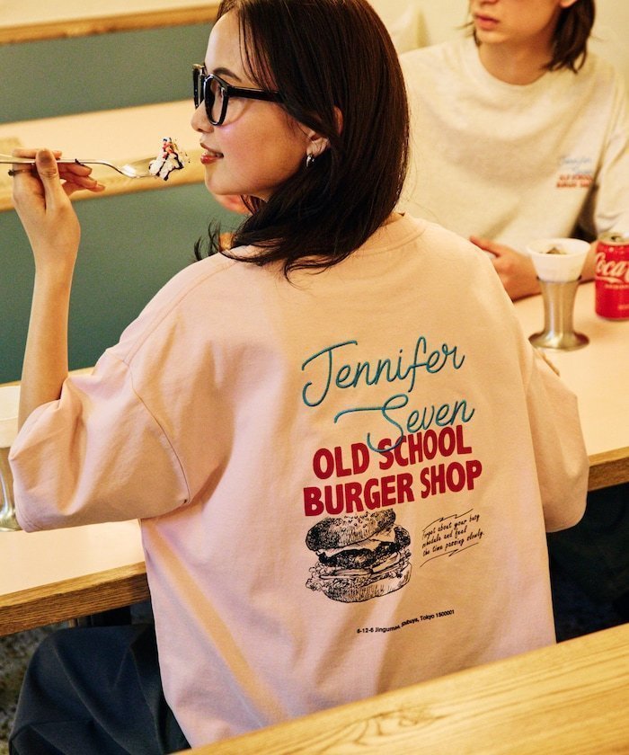 【フリークスストア/FREAK'S STORE】のJENNIFER SEVEN×FREAK S STORE 別注 ビッグシルエット バックプリント クルーネックTシャツ 【限定展開】 25SS インテリア・キッズ・メンズ・レディースファッション・服の通販 founy(ファニー) 　ファッション　Fashion　レディースファッション　WOMEN　トップス・カットソー　Tops/Tshirt　シャツ/ブラウス　Shirts/Blouses　ロング / Tシャツ　T-Shirts　バッグ　Bag　カーゴパンツ　Cargo Pants　グラフィック　Graphic　コラボ　Collaboration　シンプル　Simple　デニム　Denim　トレンド　Trend　定番　Standard　ビッグ　Big　プリント　Print　ボトム　Bottom　別注　Special Order　ワンポイント　One Point　S/S・春夏　Ss・Spring/Summer　おすすめ　Recommend　夏　Summer　2025年　2025　2025春夏・S/S　Ss,Spring/Summer,2025　ピンク|ID: prp329100004470566 ipo3291000000032373872