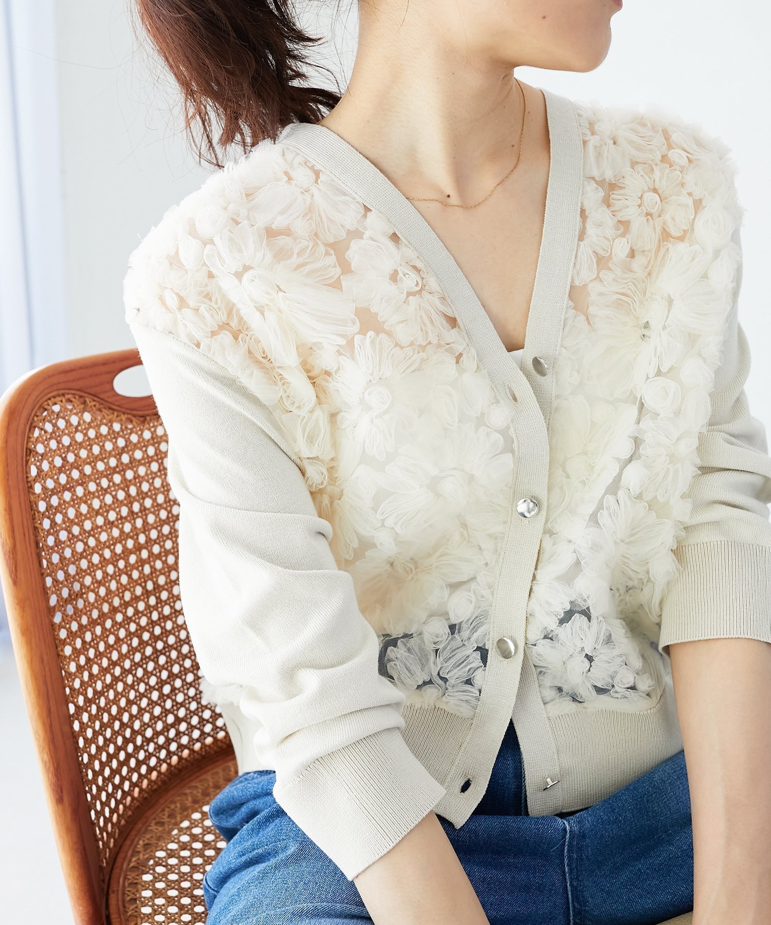 【ルクールブラン/le.coeur blanc】の《WEB限定アイテム》チュール刺繍Vネックカーディガン インテリア・キッズ・メンズ・レディースファッション・服の通販 founy(ファニー) 　ファッション　Fashion　レディースファッション　WOMEN　トップス・カットソー　Tops/Tshirt　カーディガン　Cardigans　Vネック　V-Neck　おすすめ　Recommend　カーディガン　Cardigan　チュール　Tulle　デニム　Denim　フェミニン　Feminine　フラワー　Flower　ミックス　Mix　モチーフ　Motif　アイボリー|ID: prp329100004470707 ipo3291000000031726012