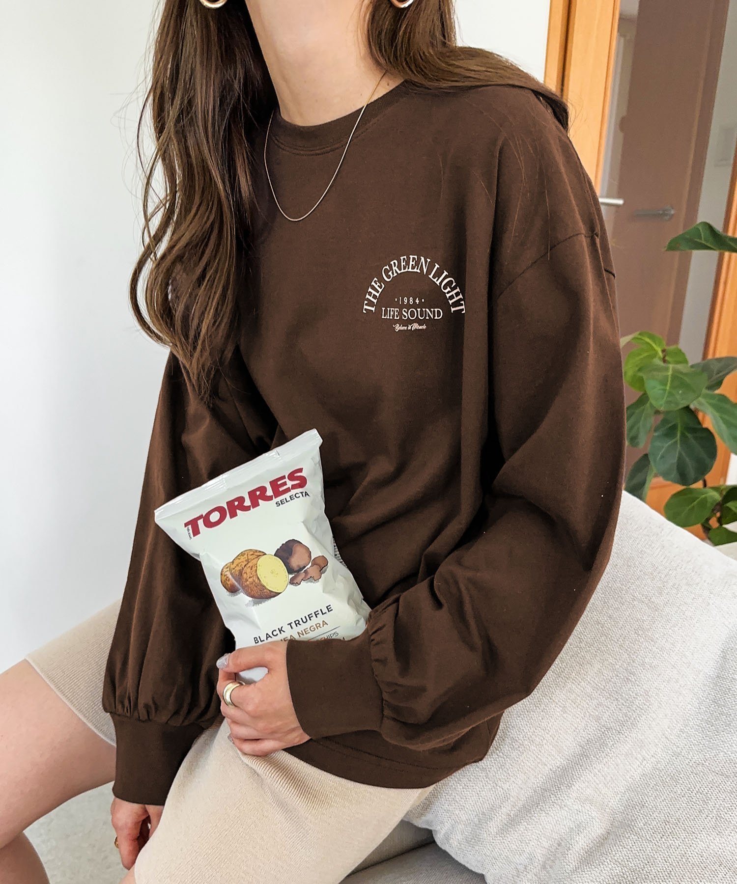 【その他のブランド/Other】のロゴプリント ボリューム袖 コットン 長袖 Tシャツ インテリア・キッズ・メンズ・レディースファッション・服の通販 founy(ファニー) 　ファッション　Fashion　レディースファッション　WOMEN　トップス・カットソー　Tops/Tshirt　シャツ/ブラウス　Shirts/Blouses　ロング / Tシャツ　T-Shirts　おすすめ　Recommend　プリント　Print　人気　Popularity　長袖　Long Sleeve　ブラウン|ID: prp329100004472426 ipo3291000000031708547
