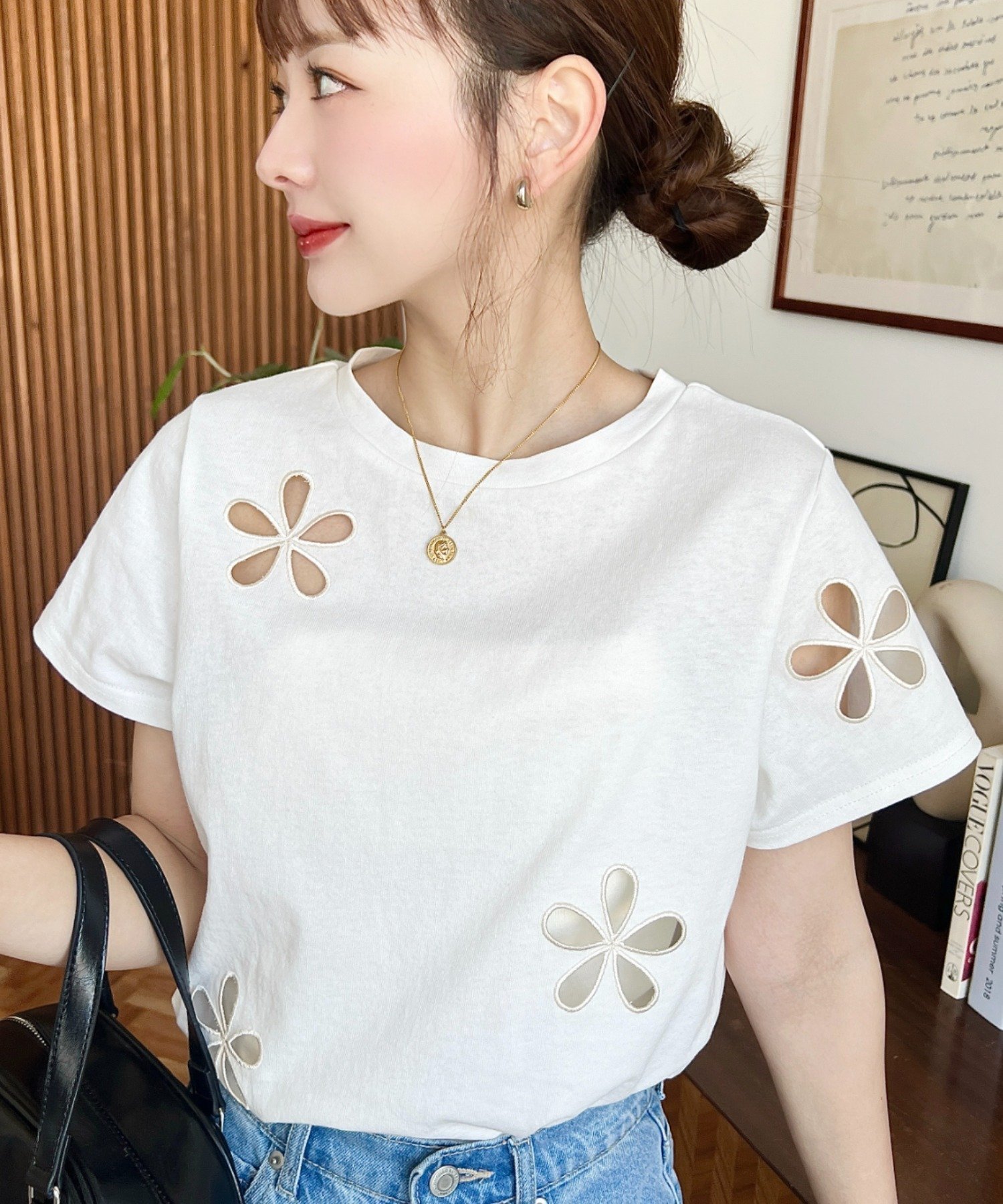 【モーメントプラス/moment+ / MEN】のフラワー刺繍半袖Tシャツ インテリア・キッズ・メンズ・レディースファッション・服の通販 founy(ファニー) 　ファッション　Fashion　メンズファッション　Fashion for Men　おすすめ　Recommended / Our Picks　インナー　Innerwear　ショート　Short, Short Length　シンプル　Simple, Minimal　スラックス　Slacks, Dress Pants　デニム　Denim, Jeans Material　ビスチェ　Bustier, Corset Top　フェミニン　Feminine, Girly　フラワー　Flower, Floral　モチーフ　Motif, Design Theme　半袖　Short Sleeve, Half Sleeve　定番　Standard, Basic Item　オフホワイト|ID: prp329100004474457 ipo3291000000033503467