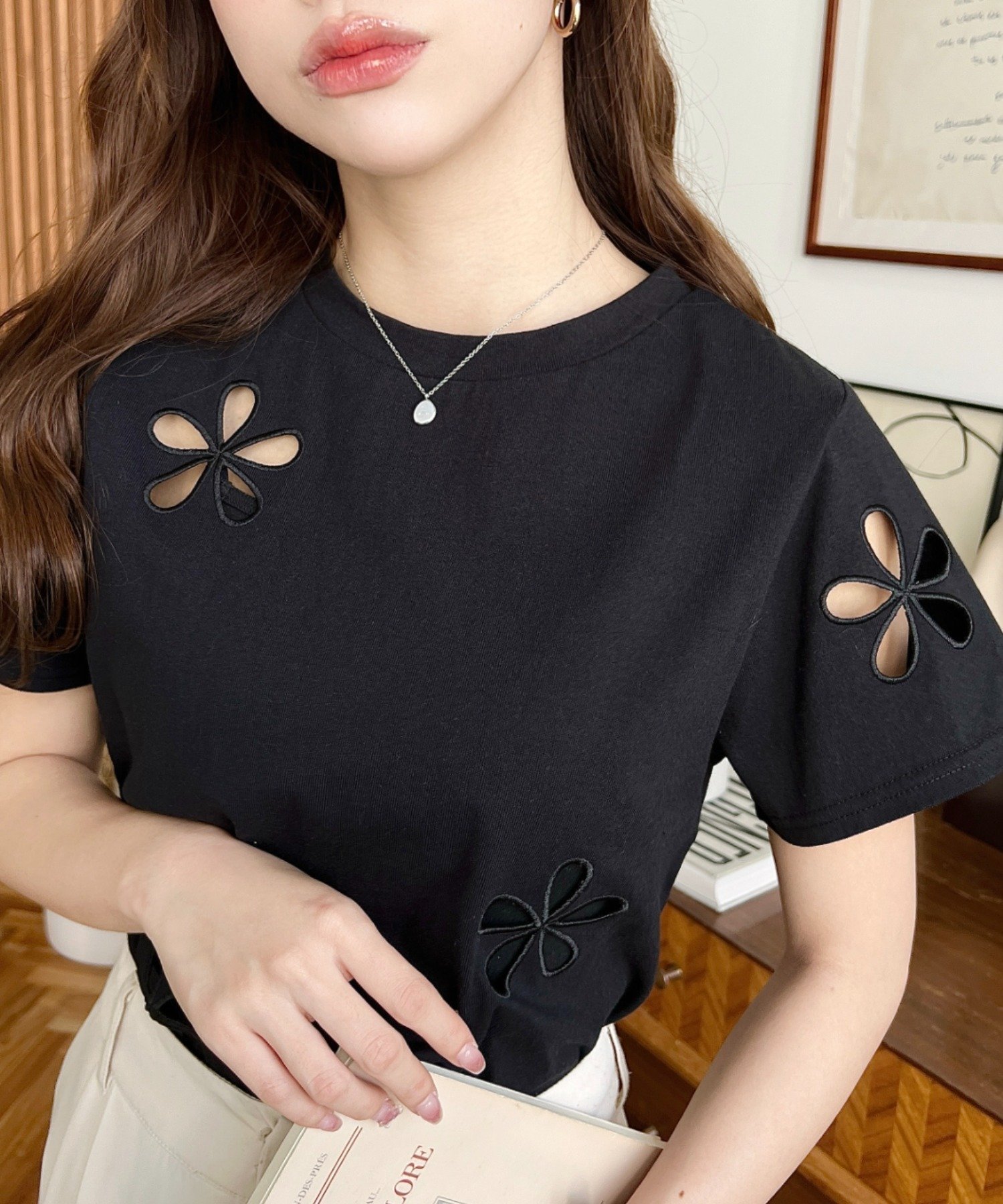 【モーメントプラス/moment+ / MEN】のフラワー刺繍半袖Tシャツ インテリア・キッズ・メンズ・レディースファッション・服の通販 founy(ファニー) 　ファッション　Fashion　メンズファッション　Fashion for Men　おすすめ　Recommended / Our Picks　インナー　Innerwear　ショート　Short, Short Length　シンプル　Simple, Minimal　スラックス　Slacks, Dress Pants　デニム　Denim, Jeans Material　ビスチェ　Bustier, Corset Top　フェミニン　Feminine, Girly　フラワー　Flower, Floral　モチーフ　Motif, Design Theme　半袖　Short Sleeve, Half Sleeve　定番　Standard, Basic Item　ブラック|ID: prp329100004474457 ipo3291000000033503473