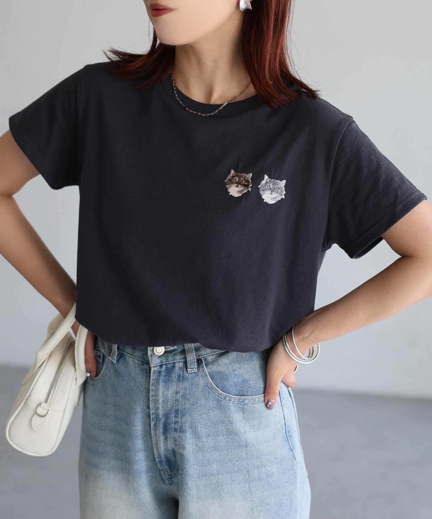 【リベリー/Riberry】のネコ刺繍半袖Tシャツ インテリア・キッズ・メンズ・レディースファッション・服の通販 founy(ファニー) 　ファッション　Fashion　レディースファッション　WOMEN　トップス・カットソー　Tops/Tshirt　シャツ/ブラウス　Shirts/Blouses　ロング / Tシャツ　T-Shirts　インナー　Inner　コンパクト　Compact　ジャケット　Jacket　スウェット　Sweat　ティアードスカート　Tiered Skirt　デニム　Denim　ネコ　Cat　猫　Cat　フェイス　Face　ボトム　Bottom　半袖　Short Sleeve　ロング　Long　ワイド　Wide　チャコールグレー|ID: prp329100004474664 ipo3291000000032319795