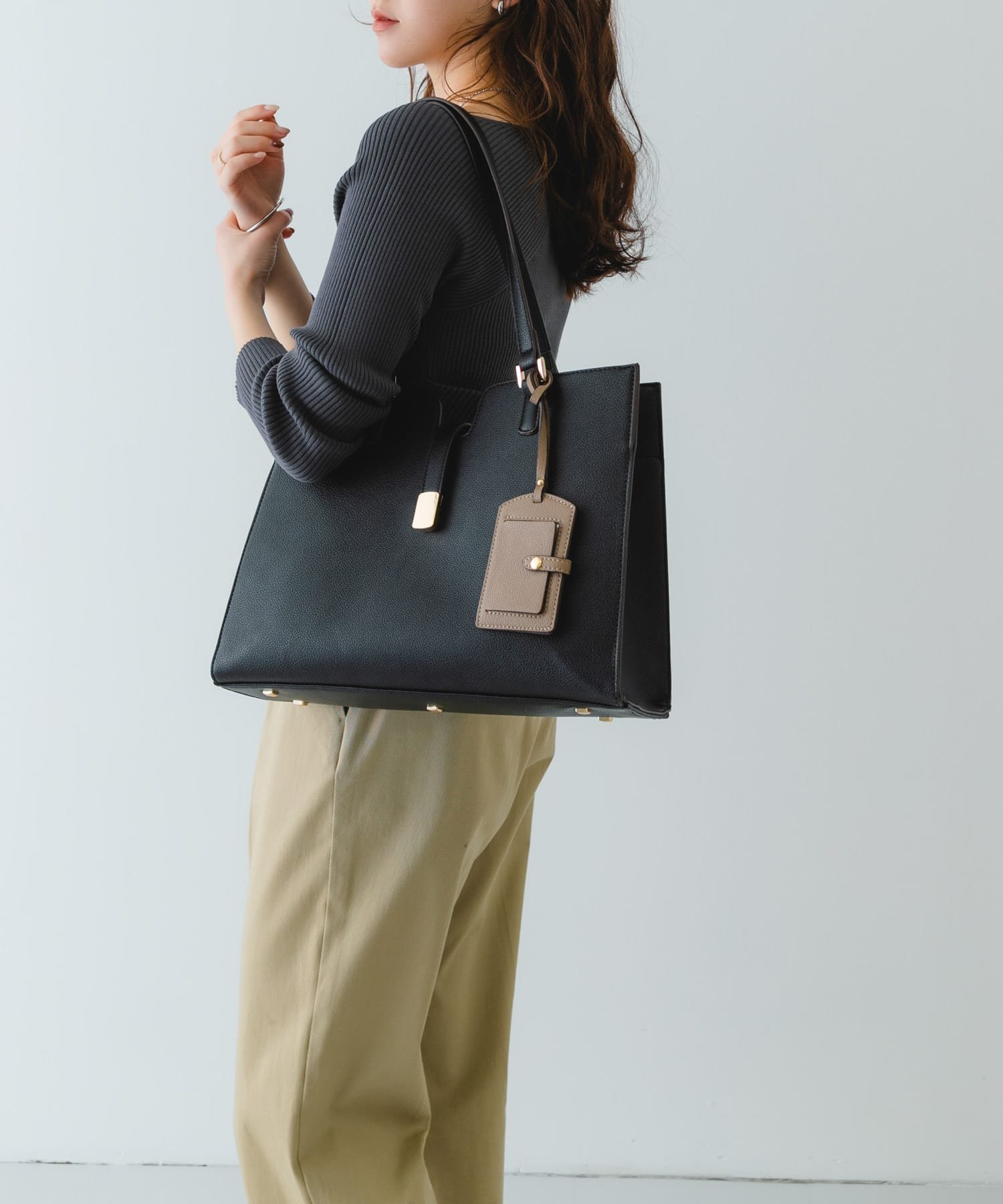【ロデスコ/RODE SKO / URBAN RESEARCH】のパスケース付フラップトートバッグ インテリア・キッズ・メンズ・レディースファッション・服の通販 founy(ファニー) 　ファッション　Fashion　レディースファッション　WOMEN　バッグ　Bag　2025年　2025　2025春夏・S/S　Ss,Spring/Summer,2025　おすすめ　Recommend　シンプル　Simple　ジャケット　Jacket　デニム　Denim　ポケット　Pocket　エレガント 上品　Elegant　ビジネス 仕事 通勤　Business　夏　Summer　S/S・春夏　Ss・Spring/Summer　BLACK|ID: prp329100004476047 ipo3291000000031674218