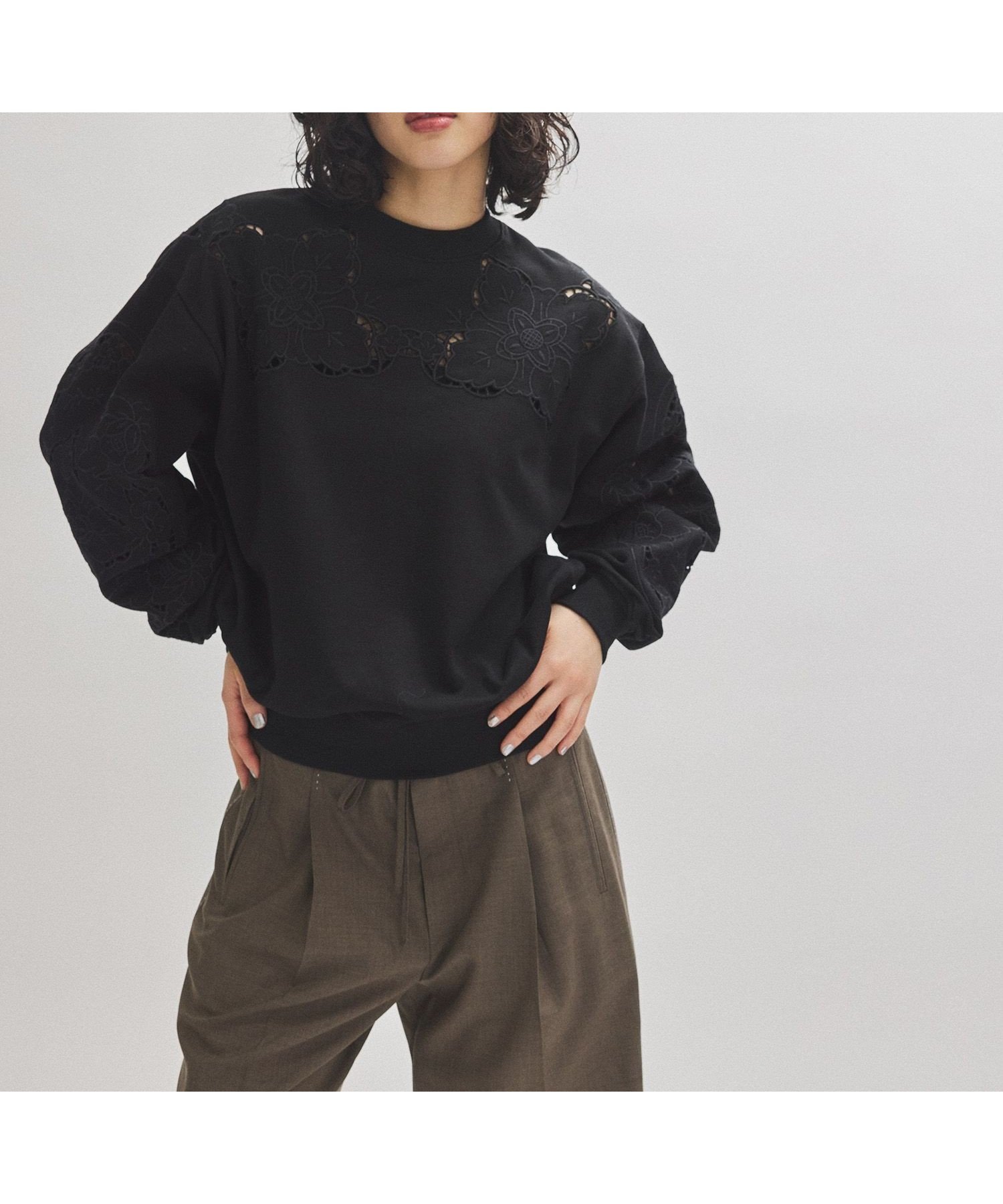 【アダム エ ロペ/ADAM ET ROPE'】の【VIOLETTE ROOM for ADAM ET ROPE 】 EMBROIDERY SWEATSHIRT インテリア・キッズ・メンズ・レディースファッション・服の通販 founy(ファニー) 　ファッション　Fashion　レディースファッション　Ladies' Fashion Online　トップス・カットソー　Tops/Tshirt　シャツ/ブラウス　Shirts/Blouses　パーカ　Sweats　ロング / Tシャツ　T-Shirts　スウェット　Sweat　ヴィンテージ　Vintage　春　Spring　コレクション　Collection　スウェット　Sweat　ベーシック　Basic　別注　Special Order　ミックス　Mix　リラックス　Relax　レース　Race　S/S・春夏　Ss・Spring/Summer　夏　Summer　2025年　2025　2025春夏・S/S　Ss,Spring/Summer,2025　ブラック(01)|ID: prp329100004478634 ipo3291000000032645743