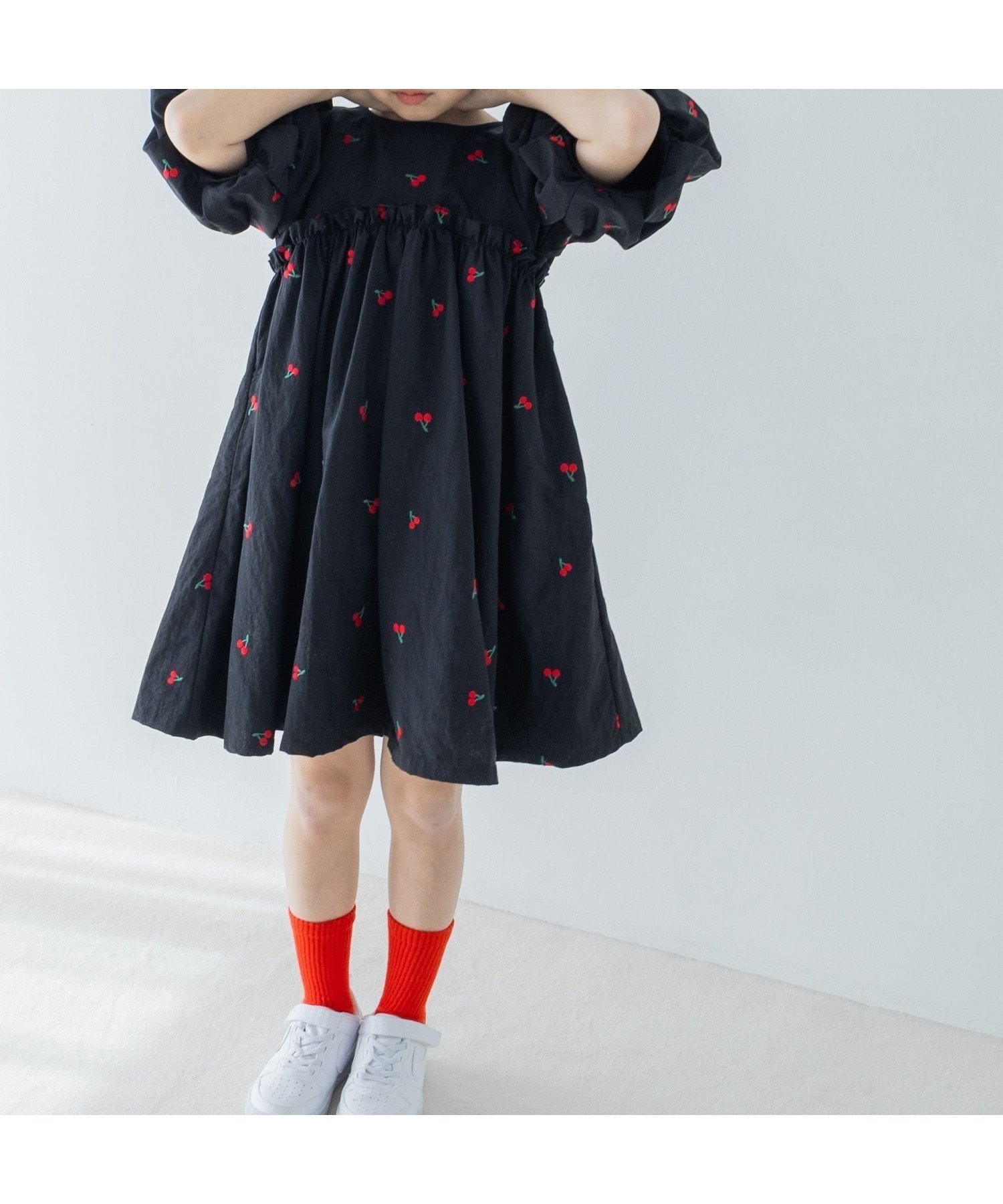 【ローリーズファーム/LOWRYS FARM / KIDS】のチェリーシシュウワンピース インテリア・キッズ・メンズ・レディースファッション・服の通販 founy(ファニー) 　ファッション　Fashion　キッズファッション　Fashion for Kids　ワンピース　Dresses　ギャザー　Gathered, Ruffled　チェリー　Cherry, Cherry Pattern　ブラック|ID: prp329100004479755 ipo3291000000032740038