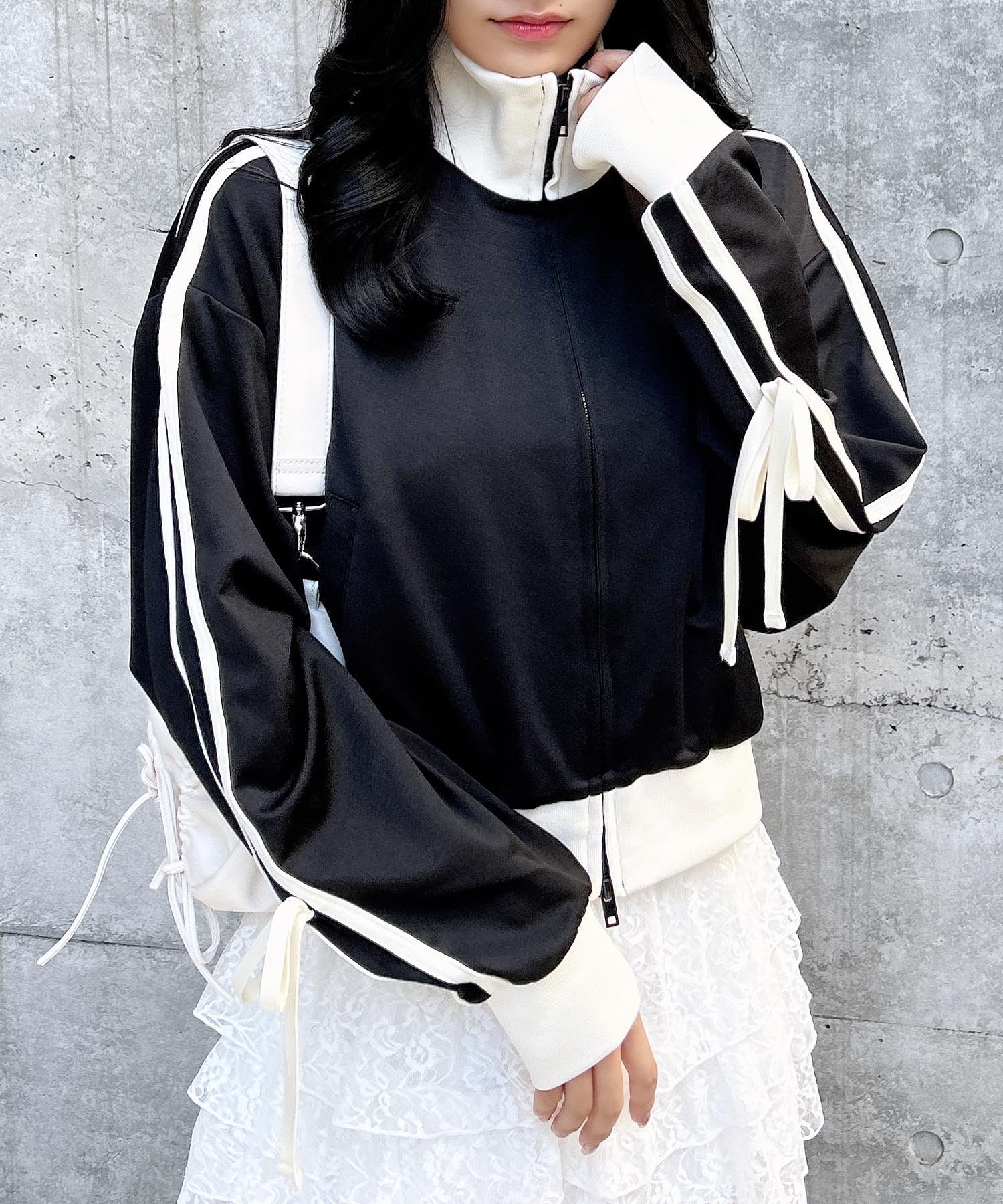 【イング/INGNI】のショート丈袖リボントラックジャージ インテリア・キッズ・メンズ・レディースファッション・服の通販 founy(ファニー) 　ファッション　Fashion　レディースファッション　WOMEN　トップス・カットソー　Tops/Tshirt　ショート　Short　ジャージ　Jersey　スタンド　Stand　スポーティ　Sporty　バランス　Balance　フロント　Front　ポケット　Pocket　リボン　Ribbon　クロ/オフホワイト|ID: prp329100004480540 ipo3291000000032346177