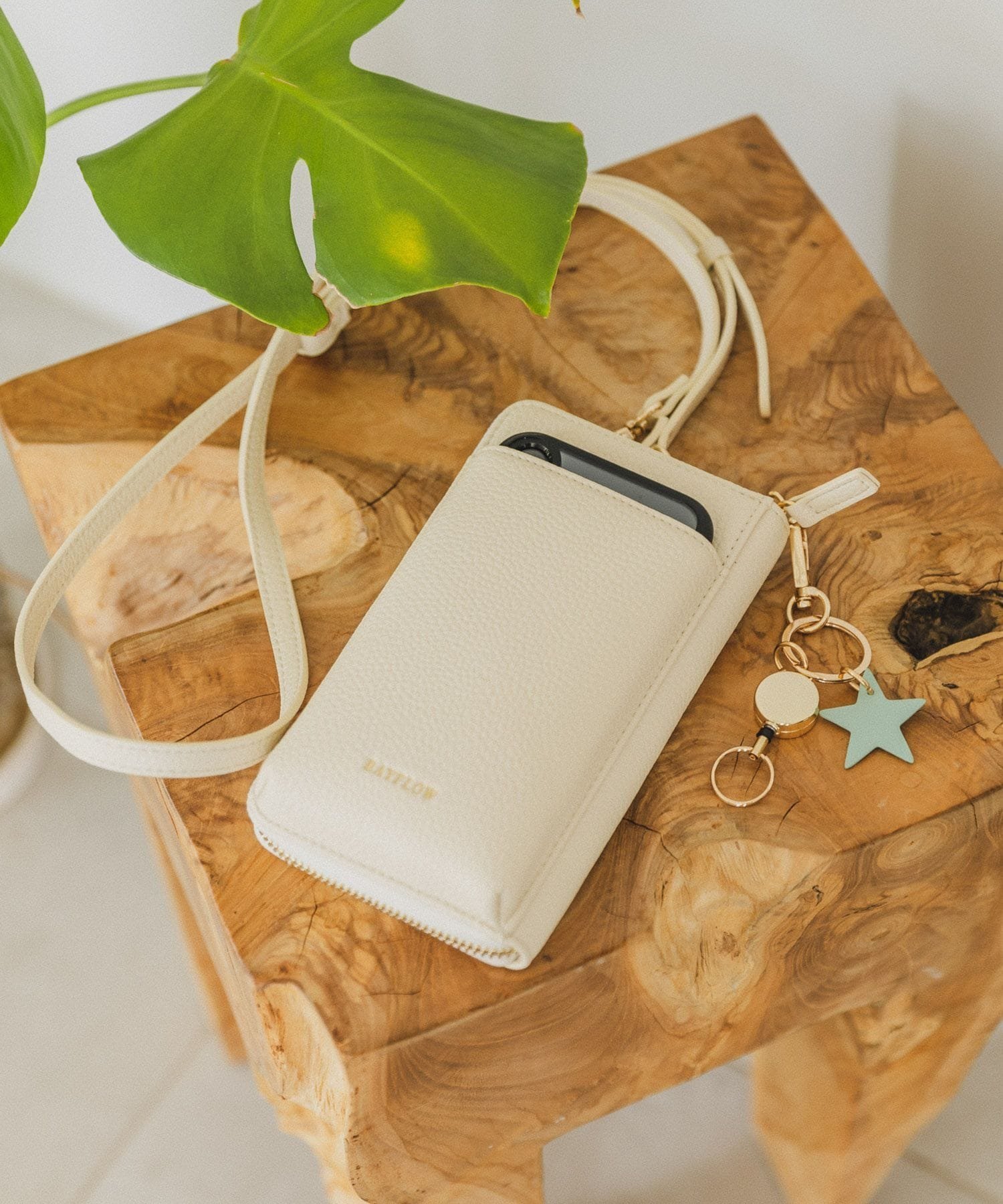 【ベイフロー/BAYFLOW】のスマホとお財布がこれひとつに♪ 多機能キースターミニウォレットショルダー2 インテリア・キッズ・メンズ・レディースファッション・服の通販 founy(ファニー) 　ファッション　Fashion　レディースファッション　WOMEN　財布　Wallets　ウォレット　Wallet　コンパクト　Compact　スマホ　Smartphone　ポケット　Pocket　財布　Wallet　軽量　Lightweight　アイボリー52|ID: prp329100004482081 ipo3291000000031944129