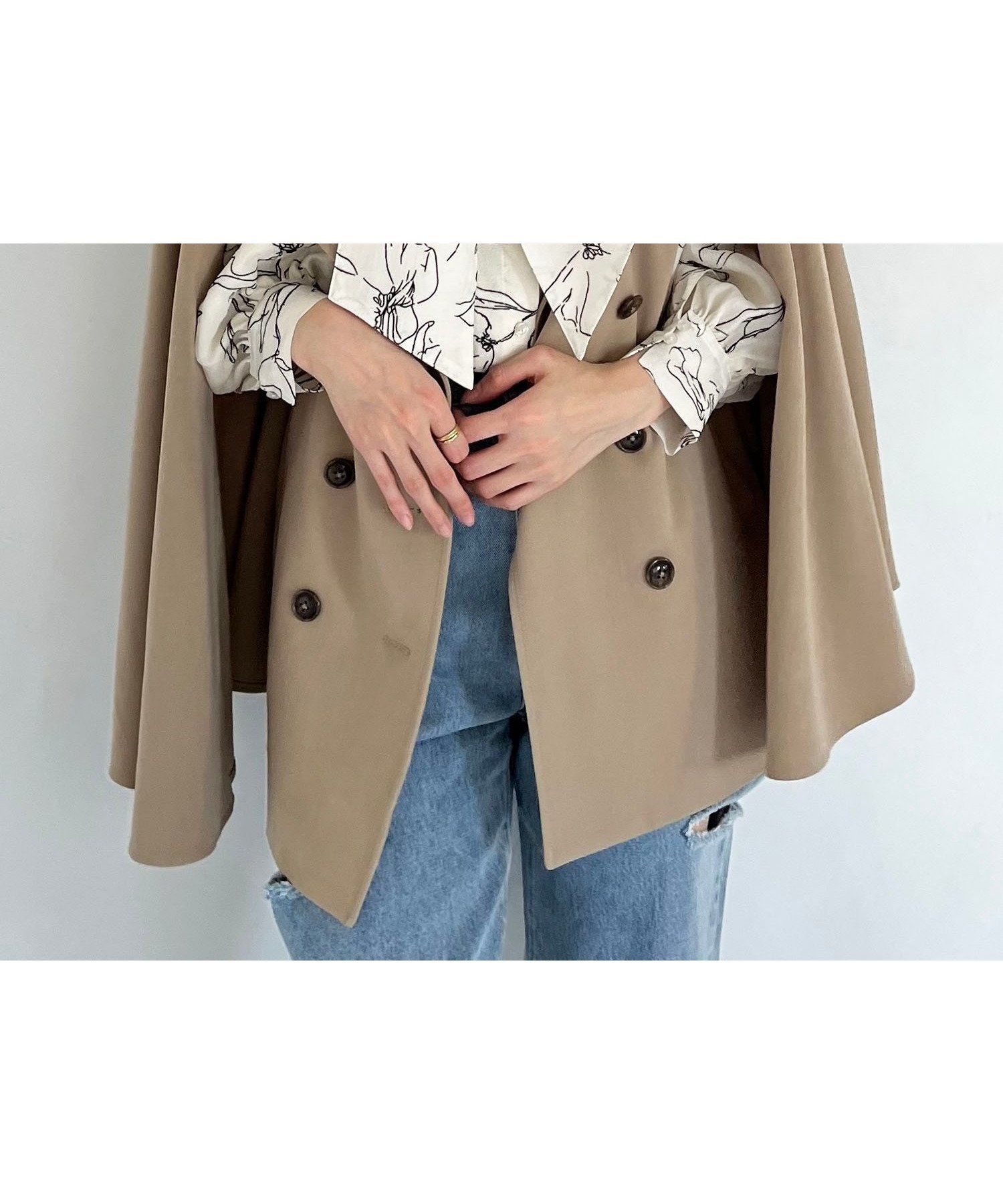 【マジェスティック レゴン/MAJESTIC LEGON】の2wayケープデザイントレンチ インテリア・キッズ・メンズ・レディースファッション・服の通販 founy(ファニー) 　ファッション　Fashion　レディースファッション　WOMEN　シンプル　Simple　ダウン　Down　デニム　Denim　トレンチ　Trench　トレンド　Trend　フェミニン　Feminine　ブローチ　Brooch　ボトム　Bottom　マーメイド　Mermaid　リボン　Ribbon　リラックス　Relax　ロング　Long　再入荷　Restock/Back In Stock/Re Arrival　おすすめ　Recommend　ベージュ|ID: prp329100004483632 ipo3291000000031607640