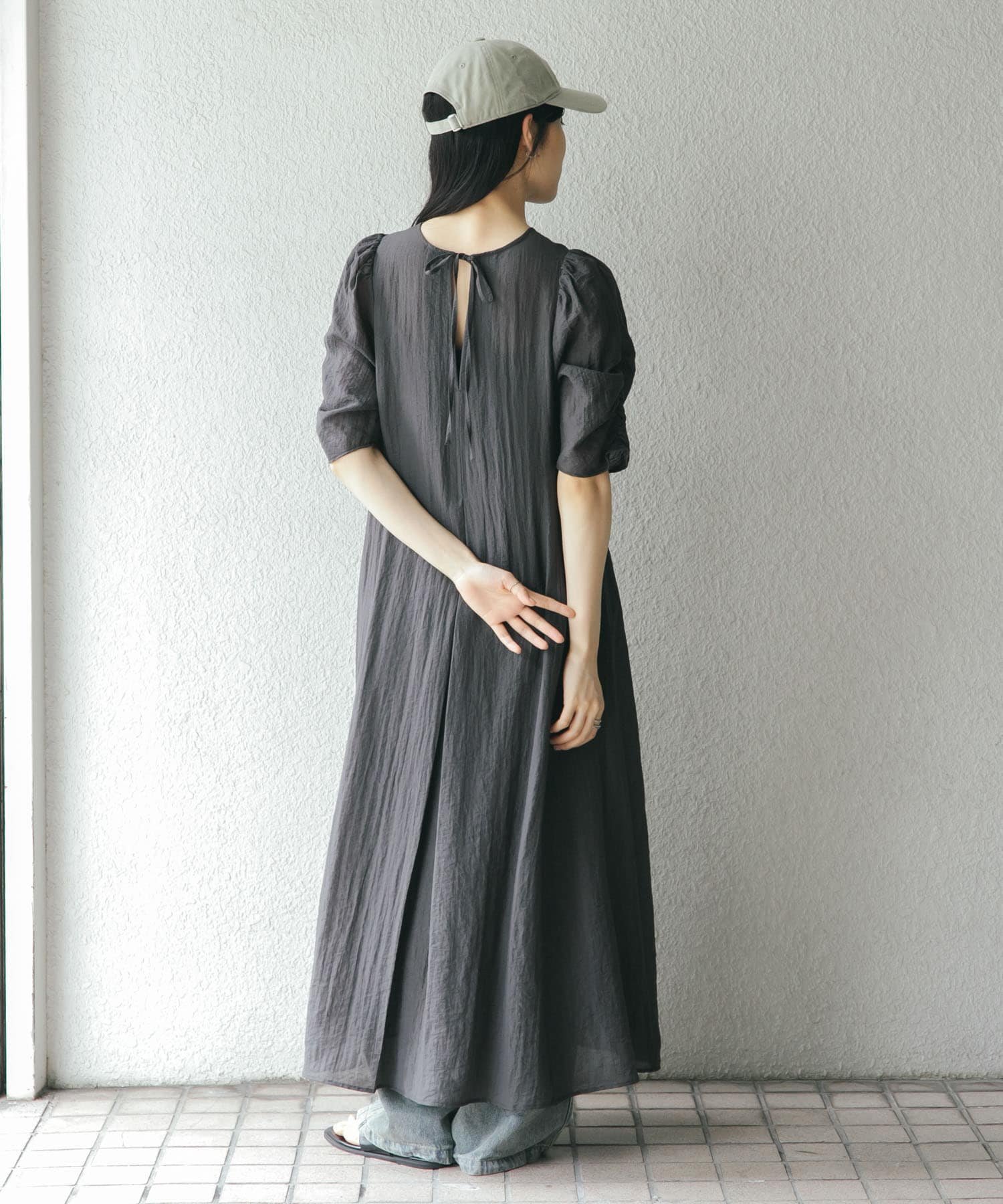 【ケービーエフ/KBF / URBAN RESEARCH】のギャザースリーブフレアワンピース インテリア・キッズ・メンズ・レディースファッション・服の通販 founy(ファニー) 　ファッション　Fashion　レディースファッション　Fashion for Women　ワンピース　Dresses　2025年　2025　2025春夏・S/S　Spring/Summer 2025 SS25　おすすめ　Recommended / Our Picks　コンパクト　Compact, Small Size　シャーリング　Shirring, Ruched　スカーフ　Scarf, Neckwear　デニム　Denim, Jeans Material　トレンド　Trend, Trending Now　フレア　Flare, Flared　ペチコート　Petticoat, Underskirt　ボトム　Bottoms, Lower Wear　夏　Summer　S/S・春夏　SS, Spring/Summer, Warm Season　CHARCOAL|ID: prp329100004484013 ipo3291000000033092794