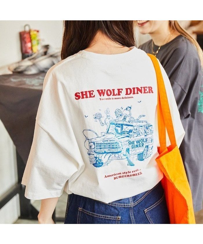 【フリークスストア/FREAK'S STORE】のSHE WOLF DINER×FREAK S STORE/シーウルフダイナー 別注 ビッグシルエット バックプリントTシャツ/CAR 【限定展開】 25SS 人気、トレンドファッション・服の通販 founy(ファニー) 　ファッション　Fashion　レディースファッション　WOMEN　トップス・カットソー　Tops/Tshirt　シャツ/ブラウス　Shirts/Blouses　ロング / Tシャツ　T-Shirts　バッグ　Bag　インナー　Inner　カーゴパンツ　Cargo Pants　グラフィック　Graphic　コラボ　Collaboration　シンプル　Simple　デニム　Denim　定番　Standard　人気　Popularity　ビッグ　Big　フロント　Front　プリント　Print　ボトム　Bottom　別注　Special Order　モチーフ　Motif　ワンポイント　One Point　S/S・春夏　Ss・Spring/Summer　おすすめ　Recommend　夏　Summer　2025年　2025　2025春夏・S/S　Ss,Spring/Summer,2025　 other-1|ID: prp329100004484540 ipo3291000000031967514