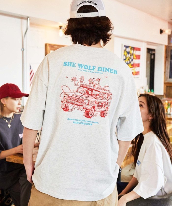 【フリークスストア/FREAK'S STORE】のSHE WOLF DINER×FREAK S STORE/シーウルフダイナー 別注 ビッグシルエット バックプリントTシャツ/CAR 【限定展開】 25SS インテリア・キッズ・メンズ・レディースファッション・服の通販 founy(ファニー) 　ファッション　Fashion　レディースファッション　WOMEN　トップス・カットソー　Tops/Tshirt　シャツ/ブラウス　Shirts/Blouses　ロング / Tシャツ　T-Shirts　バッグ　Bag　インナー　Inner　カーゴパンツ　Cargo Pants　グラフィック　Graphic　コラボ　Collaboration　シンプル　Simple　デニム　Denim　定番　Standard　人気　Popularity　ビッグ　Big　フロント　Front　プリント　Print　ボトム　Bottom　別注　Special Order　モチーフ　Motif　ワンポイント　One Point　S/S・春夏　Ss・Spring/Summer　おすすめ　Recommend　夏　Summer　2025年　2025　2025春夏・S/S　Ss,Spring/Summer,2025　グレー|ID: prp329100004484540 ipo3291000000031967516