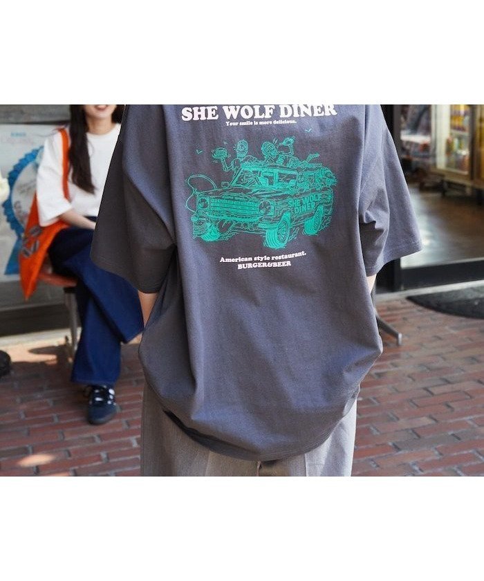 【フリークスストア/FREAK'S STORE】のSHE WOLF DINER×FREAK S STORE/シーウルフダイナー 別注 ビッグシルエット バックプリントTシャツ/CAR 【限定展開】 25SS インテリア・キッズ・メンズ・レディースファッション・服の通販 founy(ファニー) 　ファッション　Fashion　レディースファッション　WOMEN　トップス・カットソー　Tops/Tshirt　シャツ/ブラウス　Shirts/Blouses　ロング / Tシャツ　T-Shirts　バッグ　Bag　インナー　Inner　カーゴパンツ　Cargo Pants　グラフィック　Graphic　コラボ　Collaboration　シンプル　Simple　デニム　Denim　定番　Standard　人気　Popularity　ビッグ　Big　フロント　Front　プリント　Print　ボトム　Bottom　別注　Special Order　モチーフ　Motif　ワンポイント　One Point　S/S・春夏　Ss・Spring/Summer　おすすめ　Recommend　夏　Summer　2025年　2025　2025春夏・S/S　Ss,Spring/Summer,2025　チャコールグレー|ID: prp329100004484540 ipo3291000000031967517